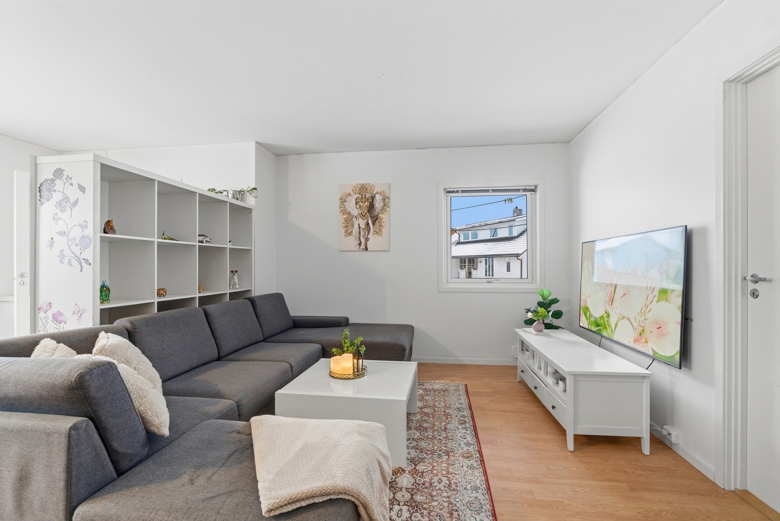 Sittegruppe med god plass sofa og tv-benk. Galleribilde