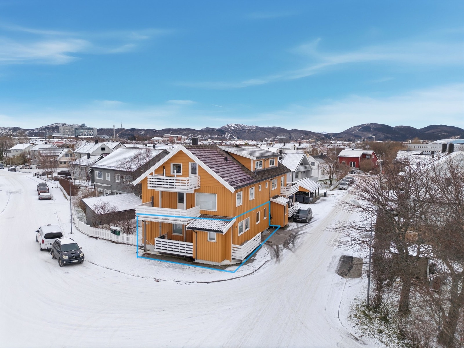 Her bor man like utenfor bykjernen, men samtidig med kort avstand til alle byens fasiliteter, med butikker, kafé og kulturliv. Galleribilde