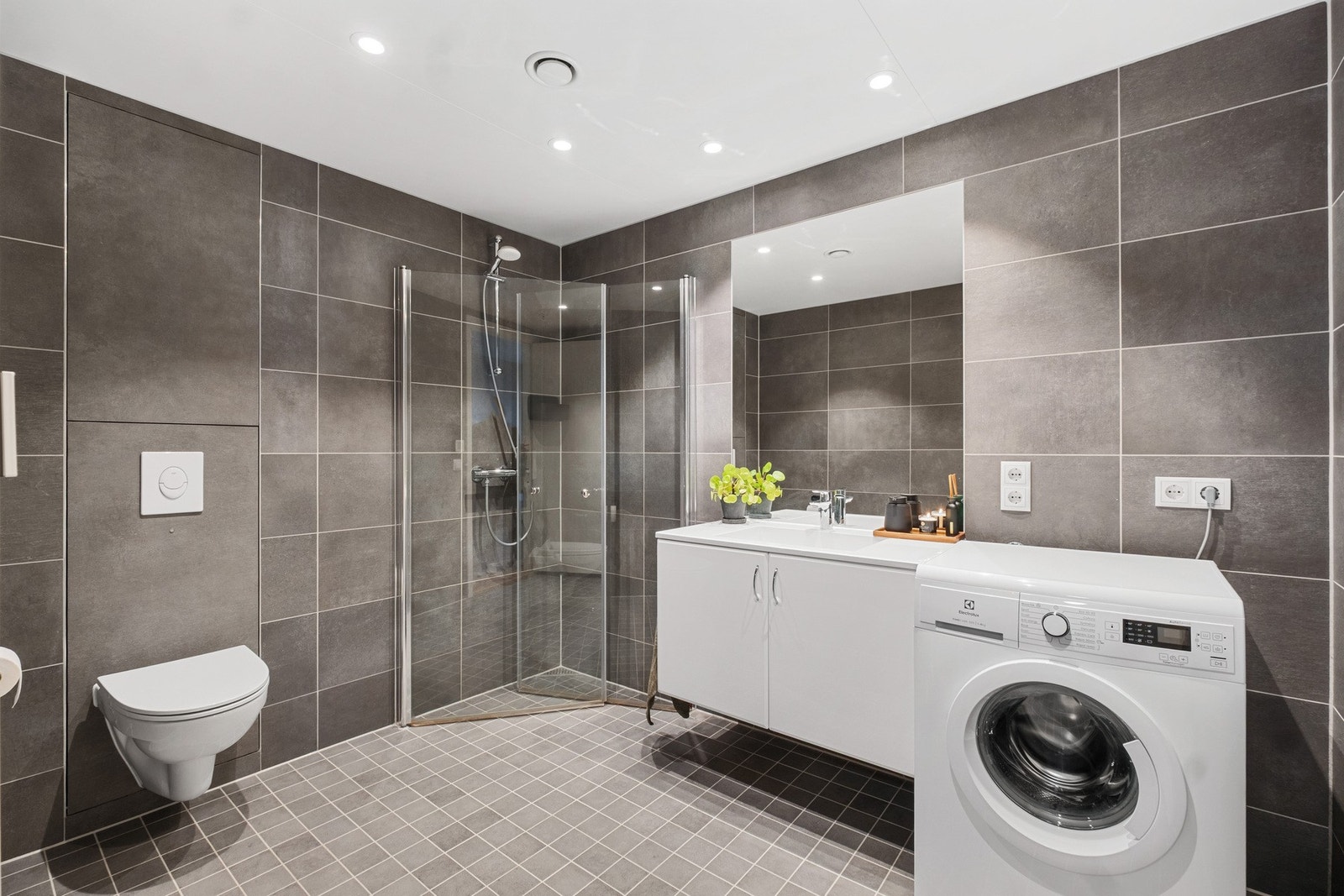 Badet har meget moderne fliser med varme i gulv Galleribilde