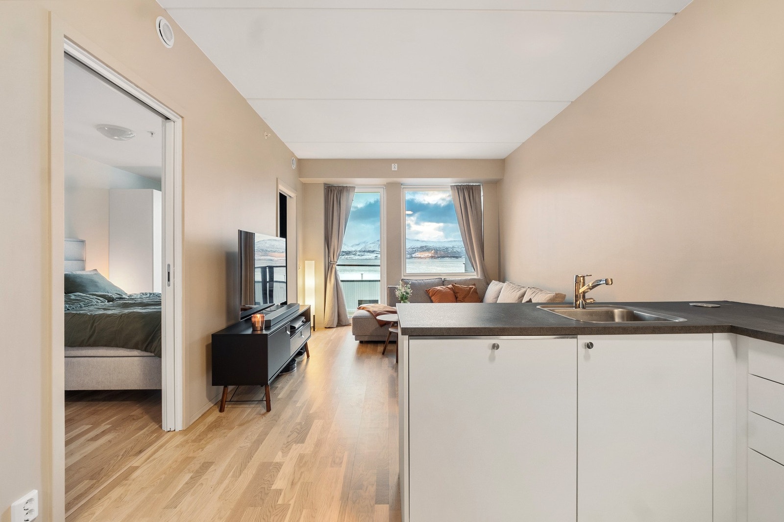 Vannbåren gulvvarme er gjennomgående i gang, stuekjøkken og på badet Galleribilde