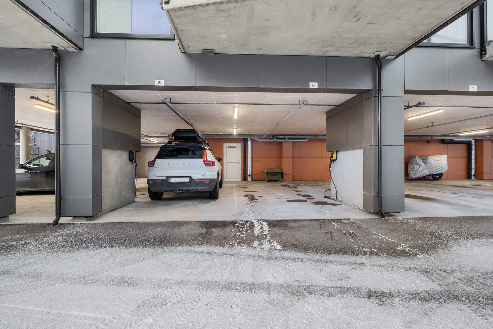 Tilhørende leiligheten er det fast plass i carport under blokken. Her er det mulighet for el-billader(kan leies for 299,- pr mnd + forbruk). Galleribilde