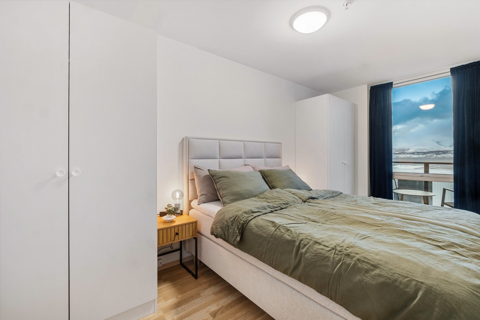 Romslig soverom med garderobeskap Galleribilde