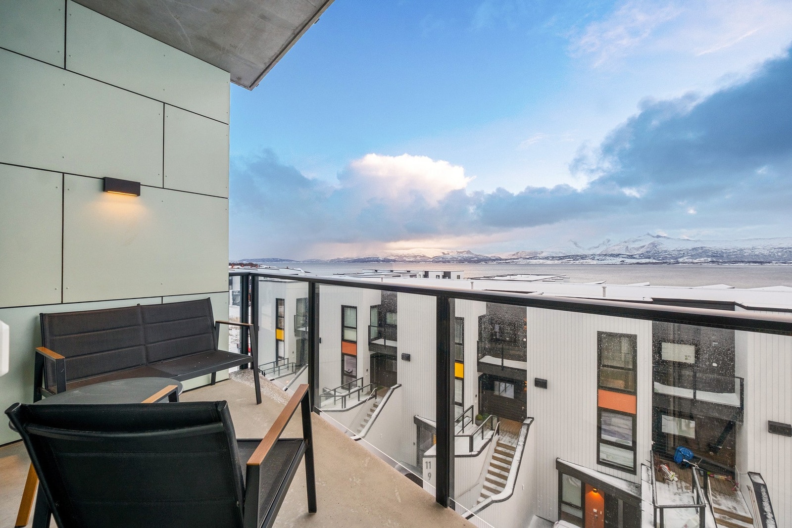 Balkongen er av god størrelse med plass for utemøblement. Her er det også lov med grill (el eller gass) Galleribilde