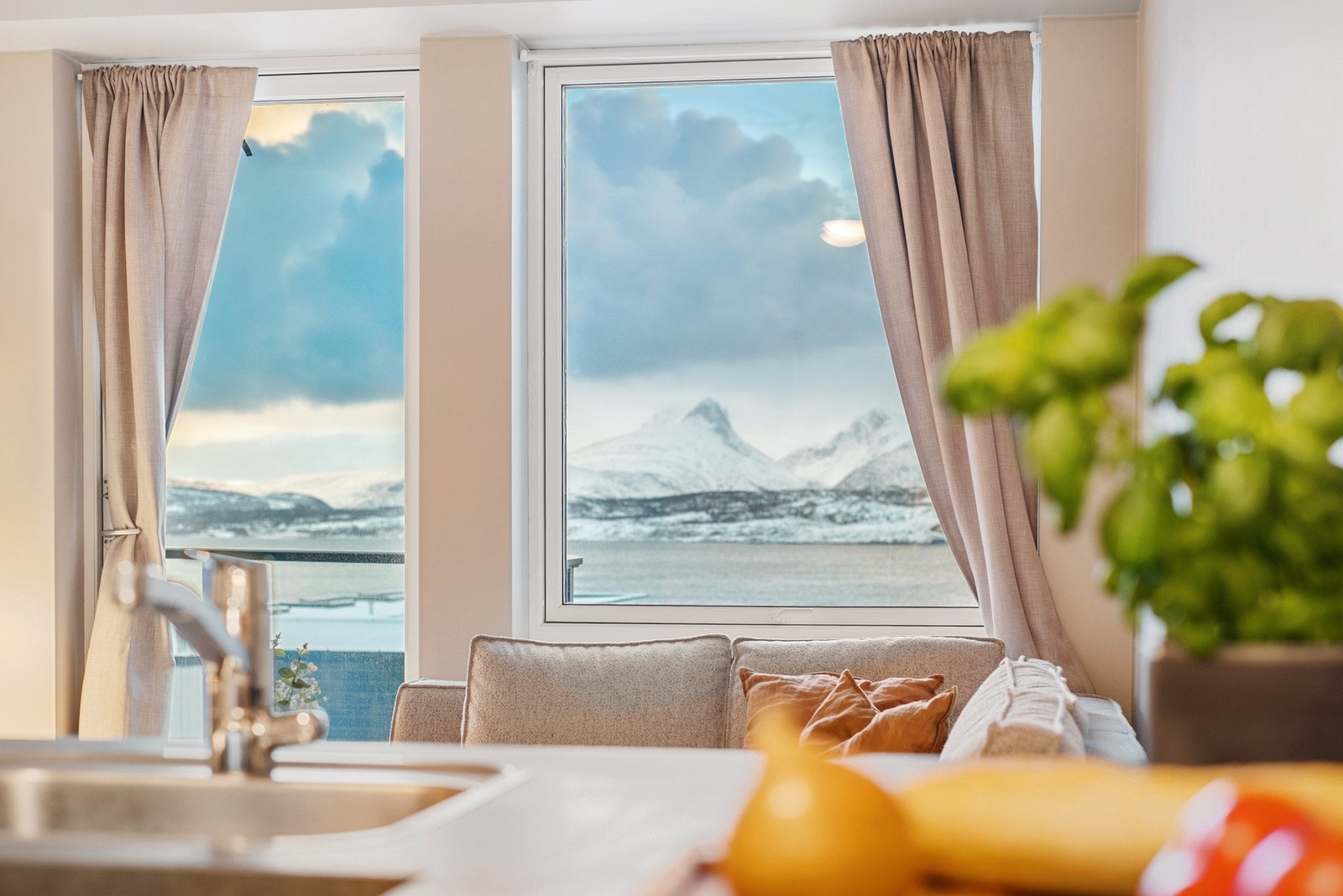 Fra kjøkkenet kan utsikten nytes med Børvasstindan i bakgrunn Galleribilde