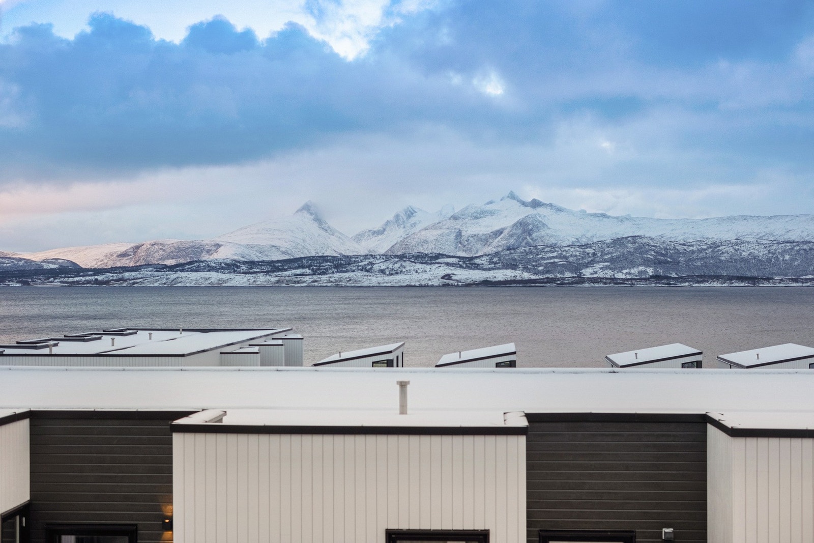 Fra balkongen kan du virkelig nye utsikten av både havet og fjellene Galleribilde