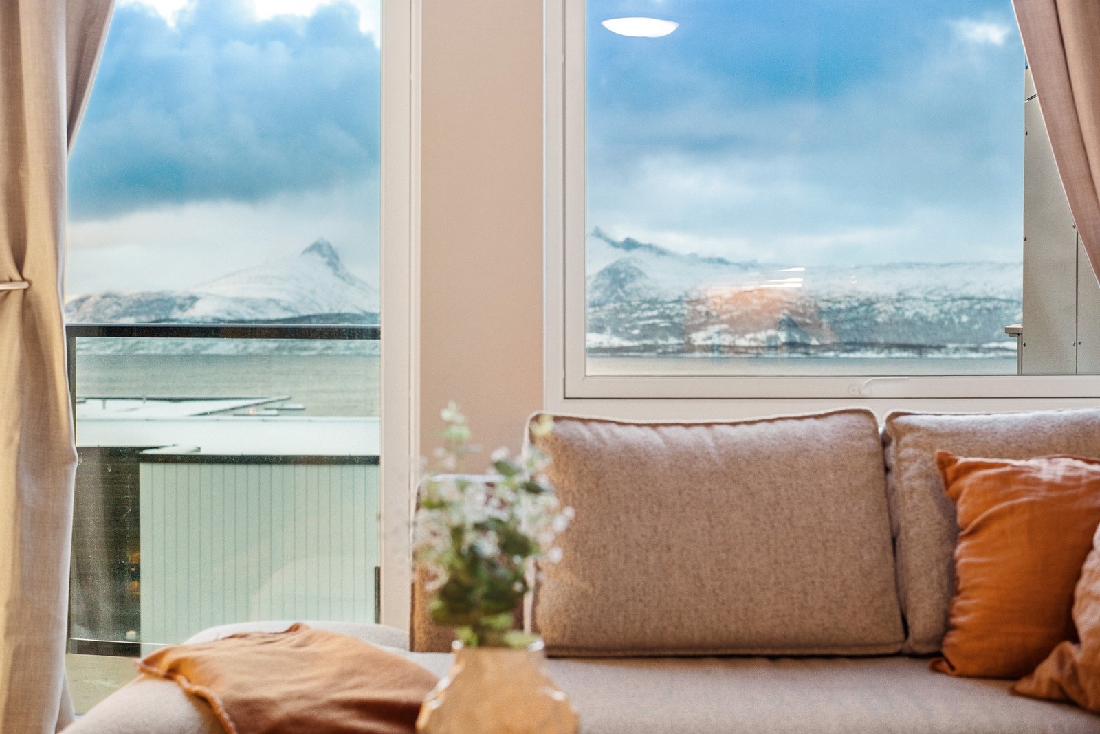 Leiligheten har meget god plassering i bygget med nydelig hav- og fjellutsikt! Galleribilde