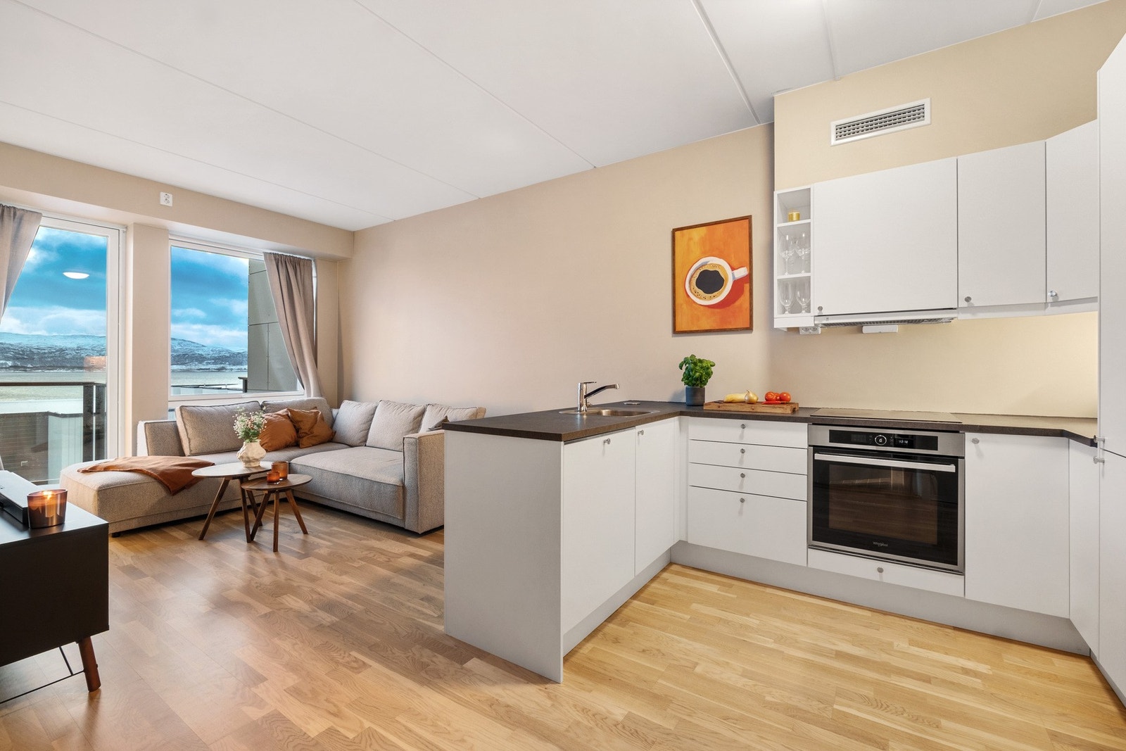 Godt utbygget kjøkkeninnredning i tidløs hvit farge med integrerte hvitevarer Galleribilde