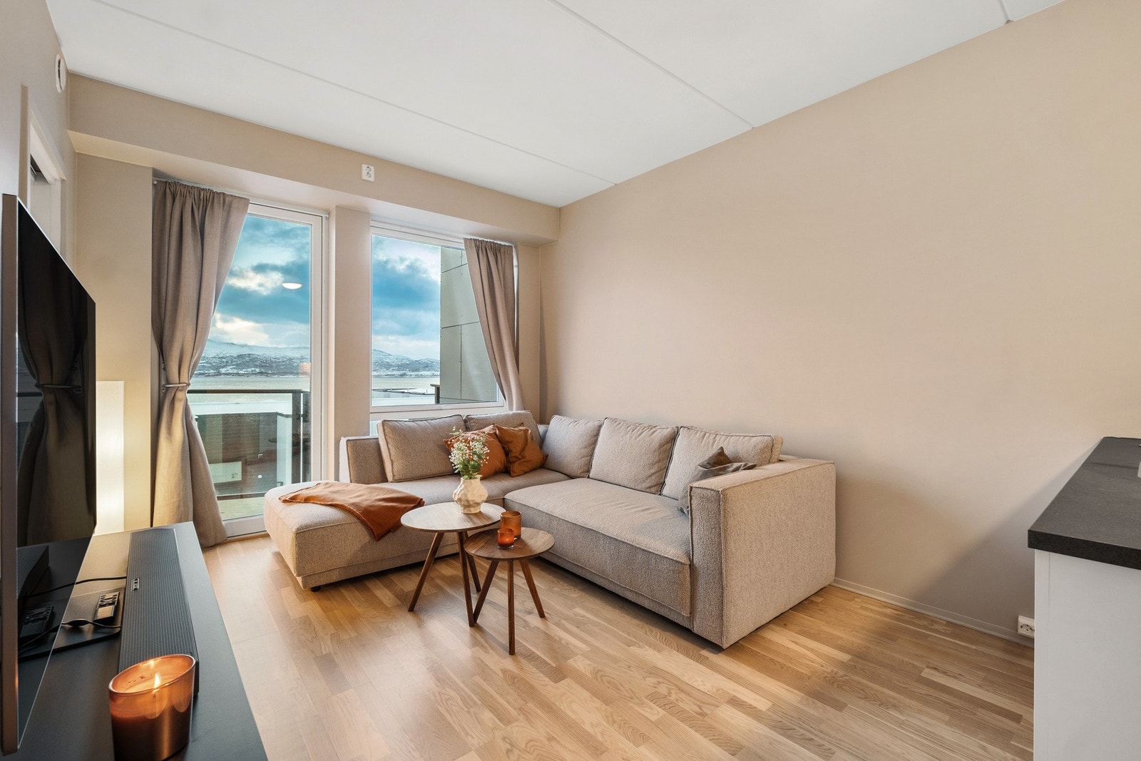 Stuen har god plass til sofa og tv-bord. Det er også mulig å møblere rommet med et spisebord Galleribilde