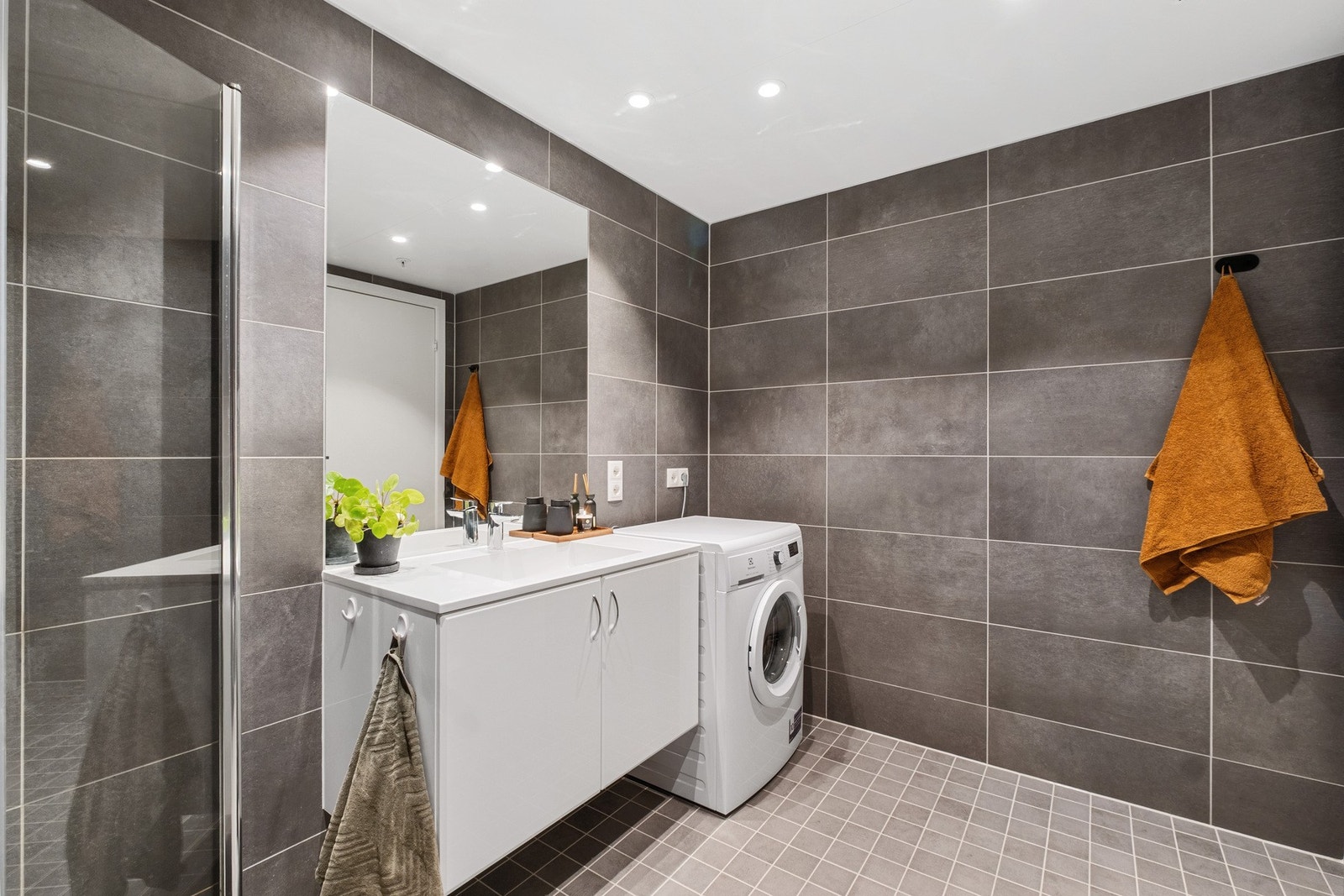 Her er det opplegg for vaskemaskin, dusjvegget, toalett og servant Galleribilde