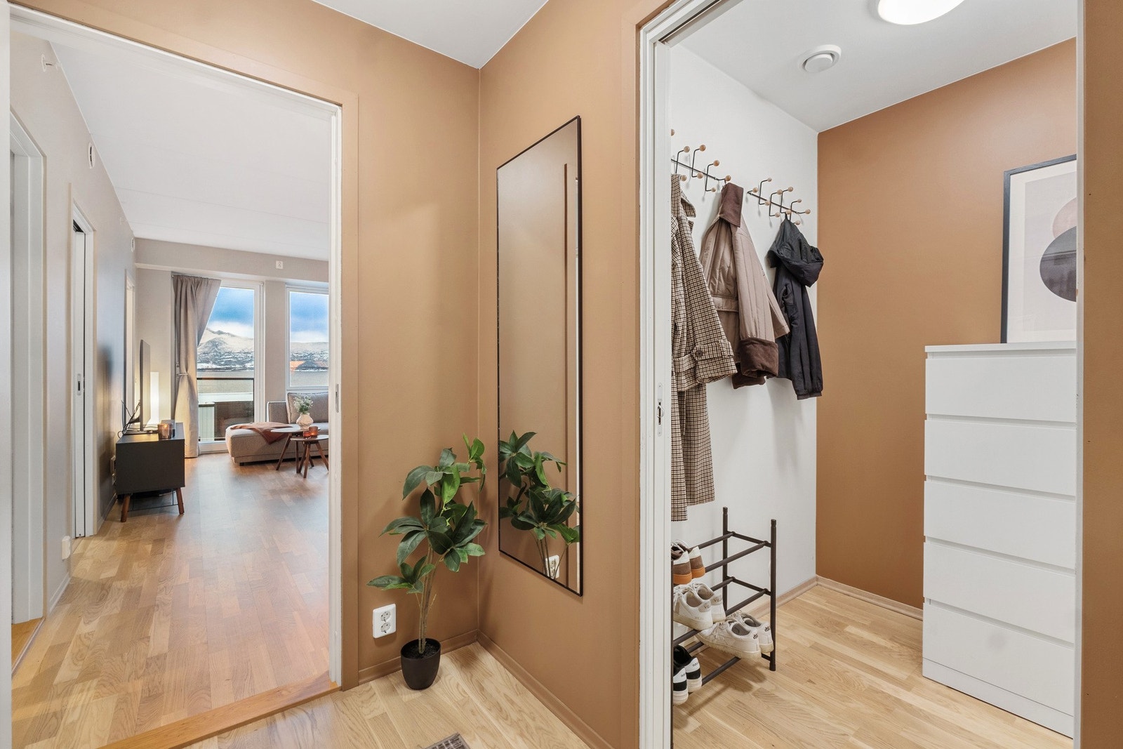 Like ved gangen er et tilhørende en bod i leiligheten med for praktisk oppbevaringsplass Galleribilde