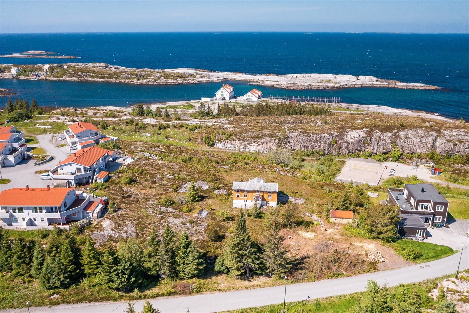 Velkommen til Øksenvåghøgda 54! Eiendommen er ferdig regulert med 3 tomter. Tomtene er inntegnet som en illustrasjon iht reguleringskartet. Det totale arealet på tomten pr. i dag er større. Se målebrev i salgsoppgaven. Foto: André T. Ormset-Paredes Galleribilde