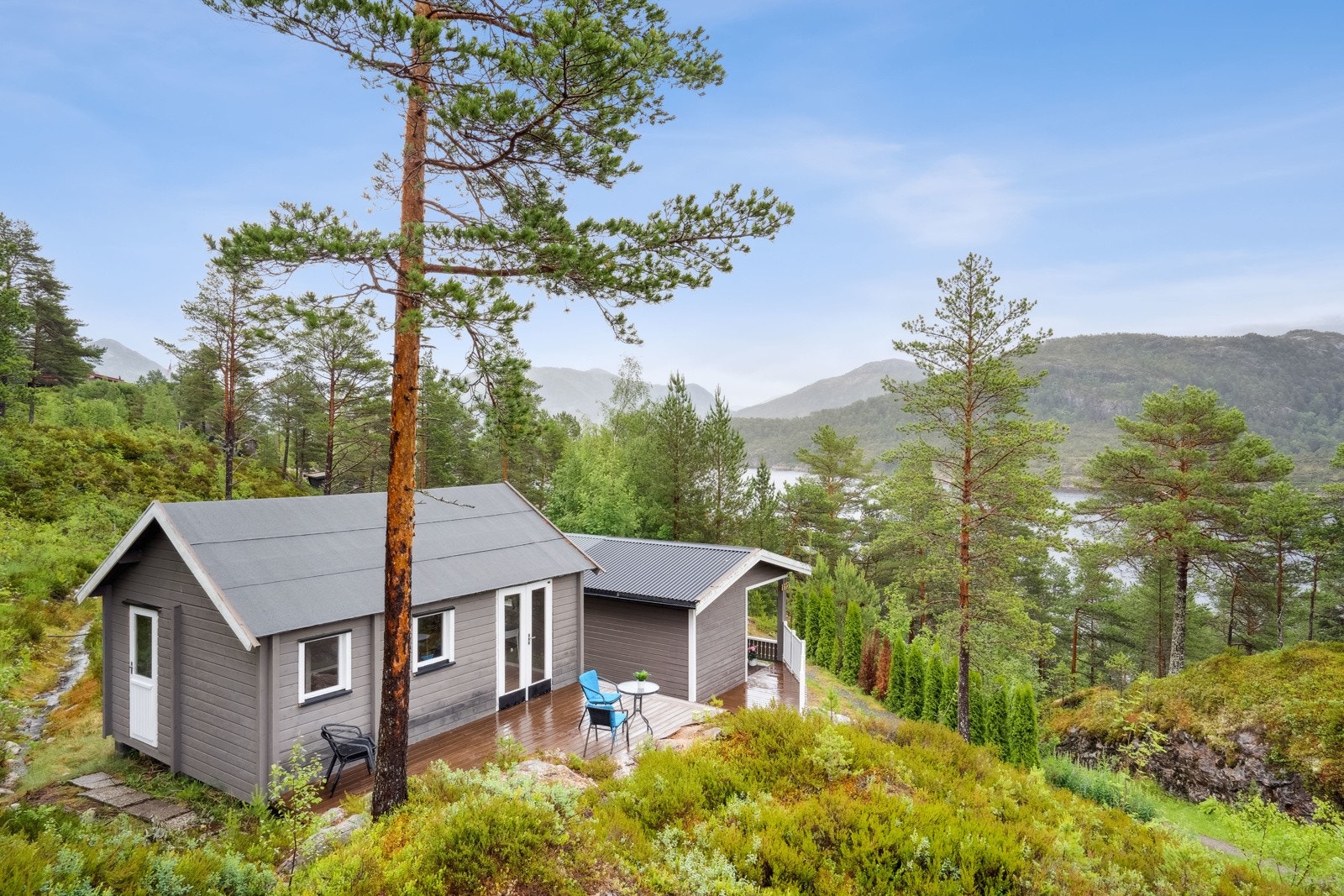 Bak hytta er det satt opp ett anneks. Galleribilde