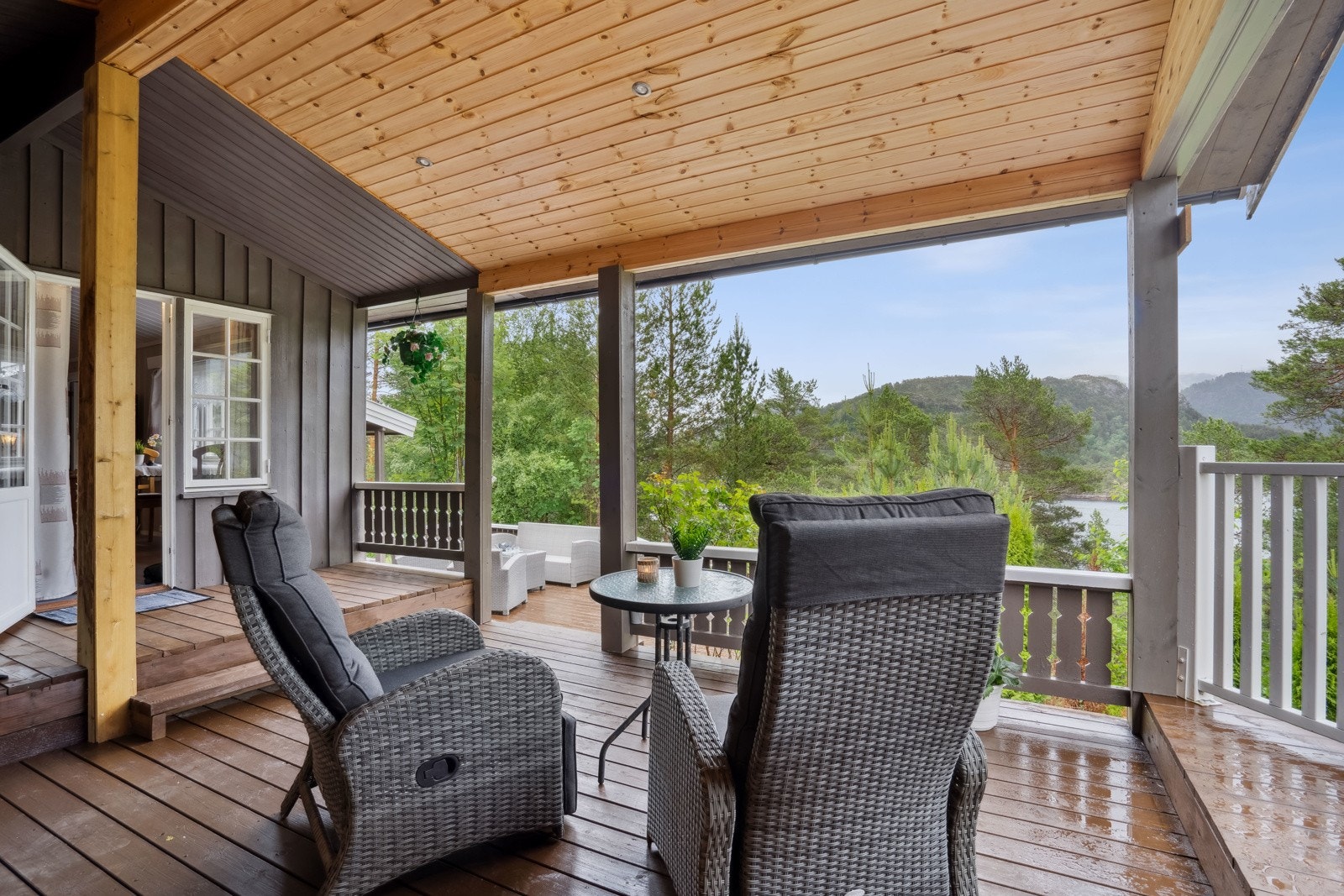 Deler av terrassen er overbygd, noe som gjør det mulig å bruke den gjennom flere årstider. Galleribilde