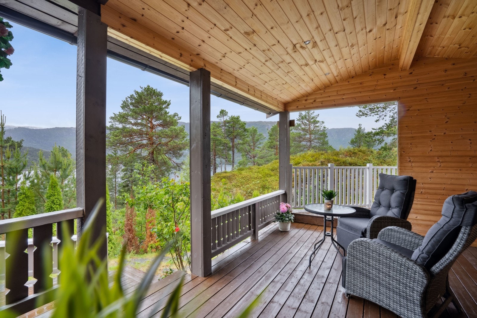 Herfra kan man nyte vakre omgivelser og utsikt, mens man sitter skjermet til. Galleribilde