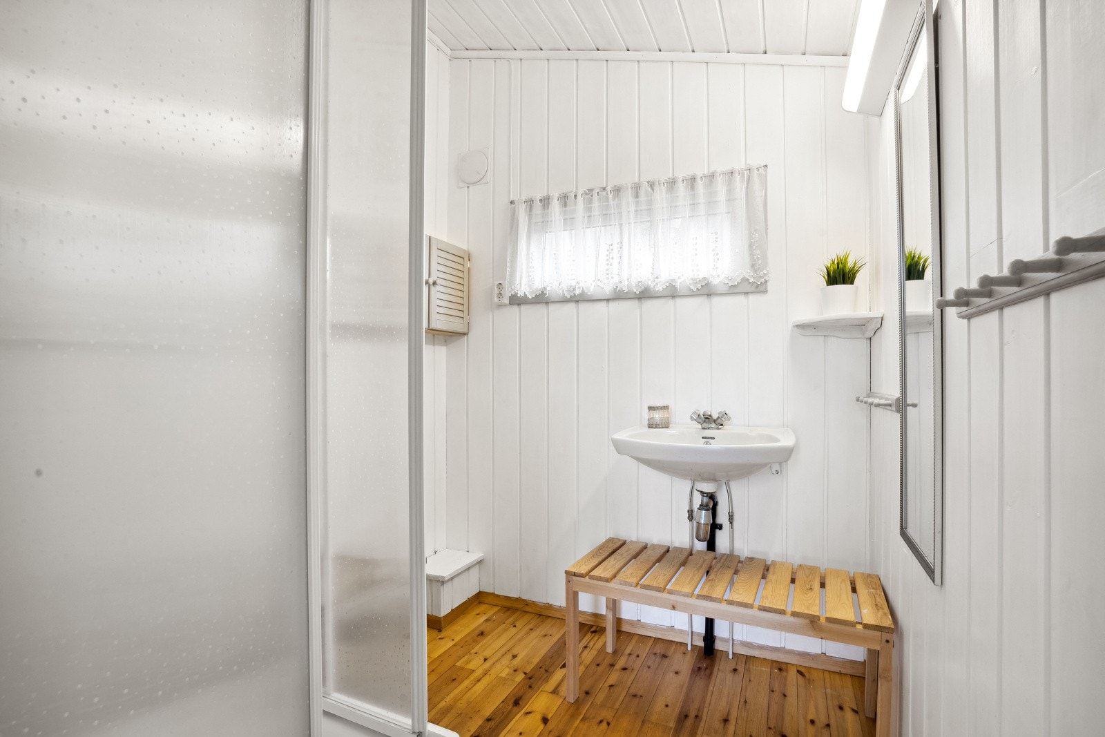 Bad med dusjkabinett. Galleribilde