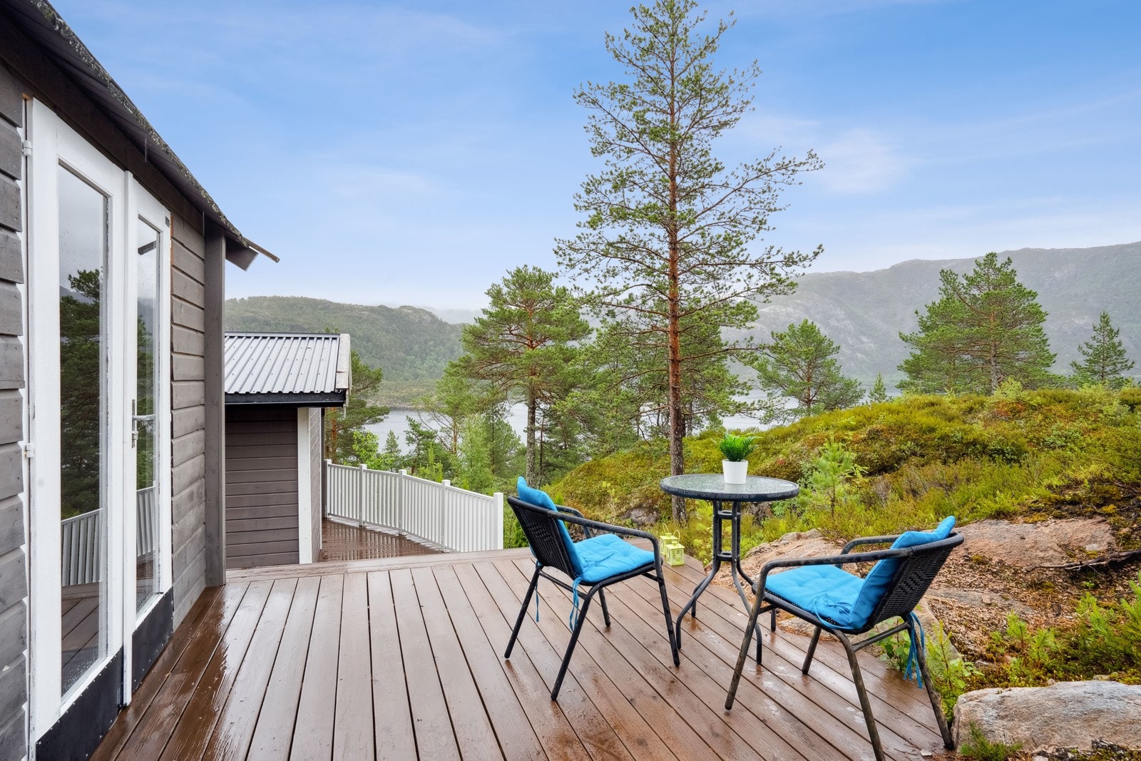 Terrasse i tilknytning til annekset. Galleribilde