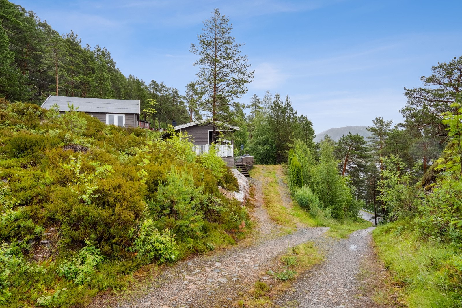 Fra hytta er det bare 81 meter ned til sjøen. Galleribilde