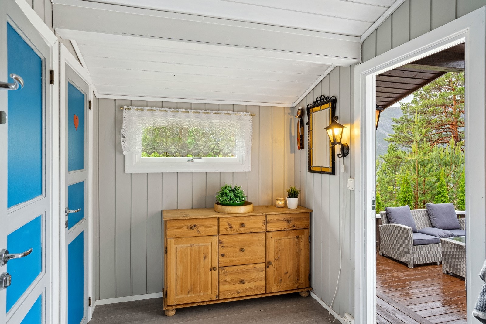 Entré med god plass til å henge fra seg yttertøyet. Galleribilde