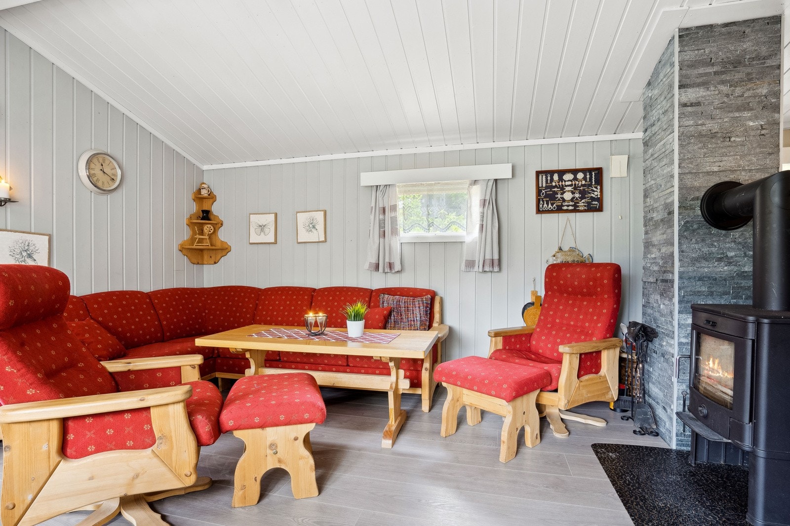 Stuen er romslig og har fine soner for innredning. Galleribilde