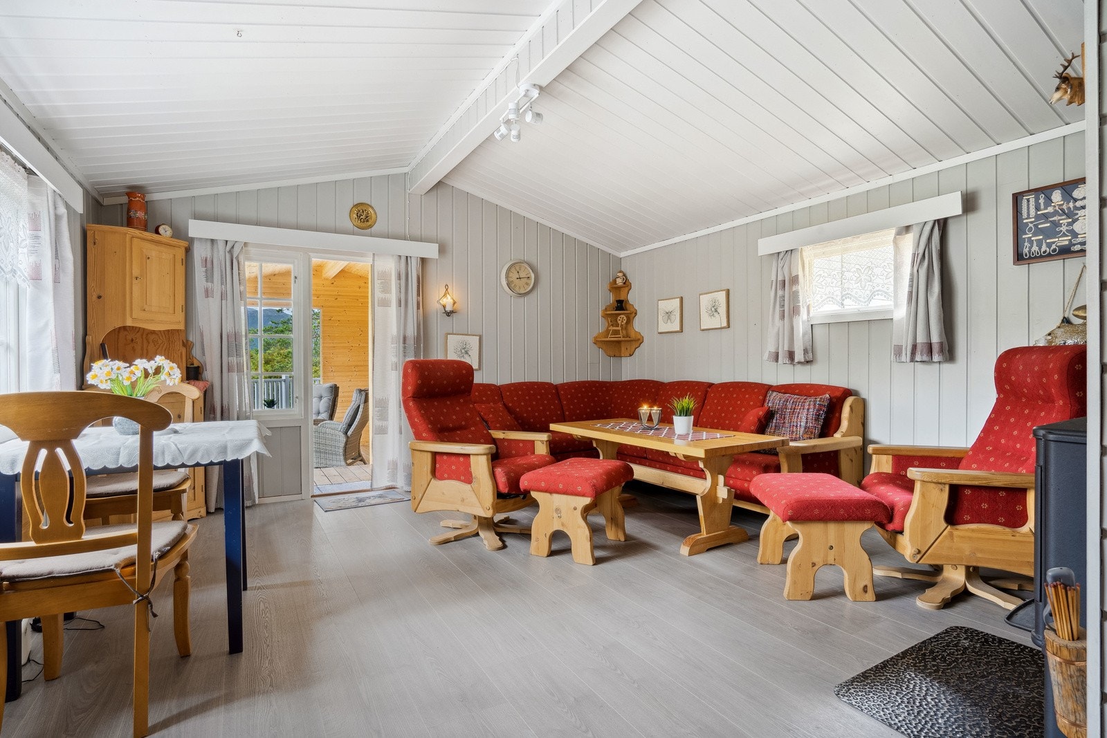 Fra stuen er det utgang til en stor terrasse. Galleribilde