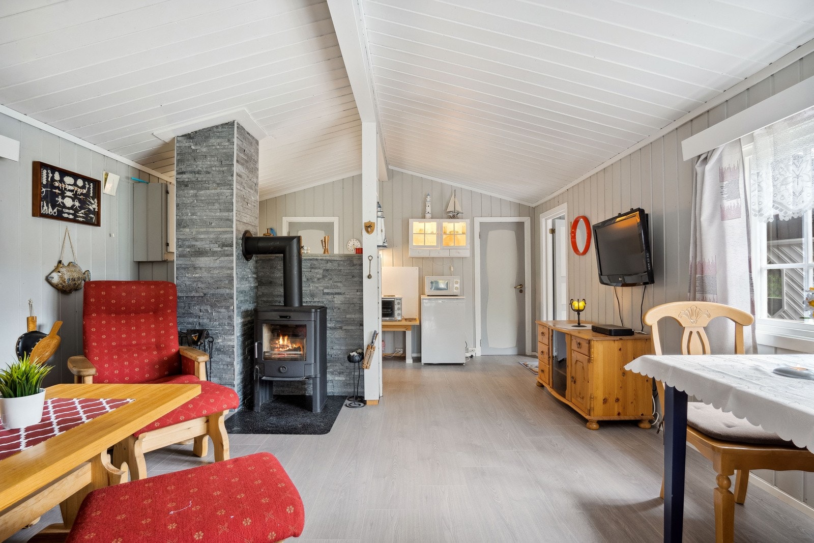 En flott fritidsbolig med skjermet beliggenhet i vakre omgivelser. Galleribilde