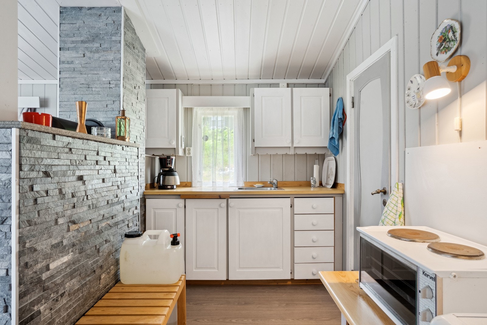 Kjøkkenet ligger noe adskilt fra resten av stuen. Galleribilde