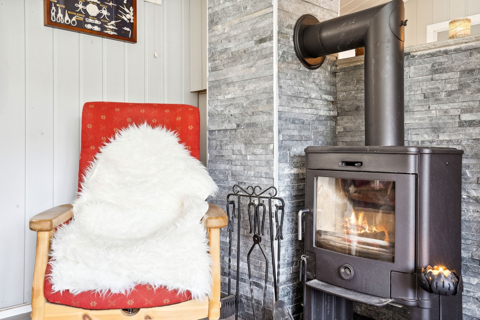 Stuen er utstyrt med vedovn som varmer godt på de kaldeste dagene. Galleribilde