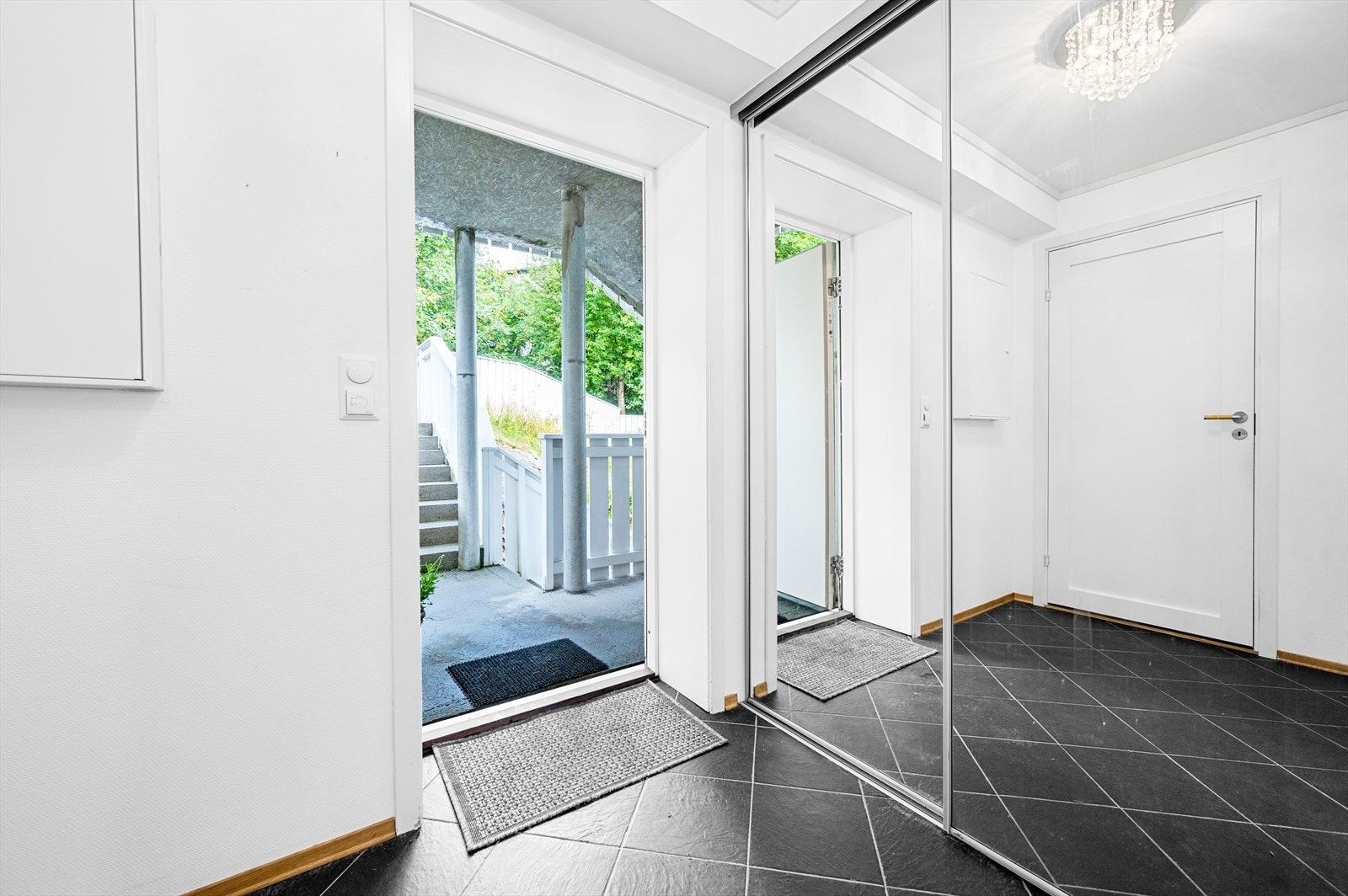 Flislagt entré med varmekabler i gulv. Galleribilde