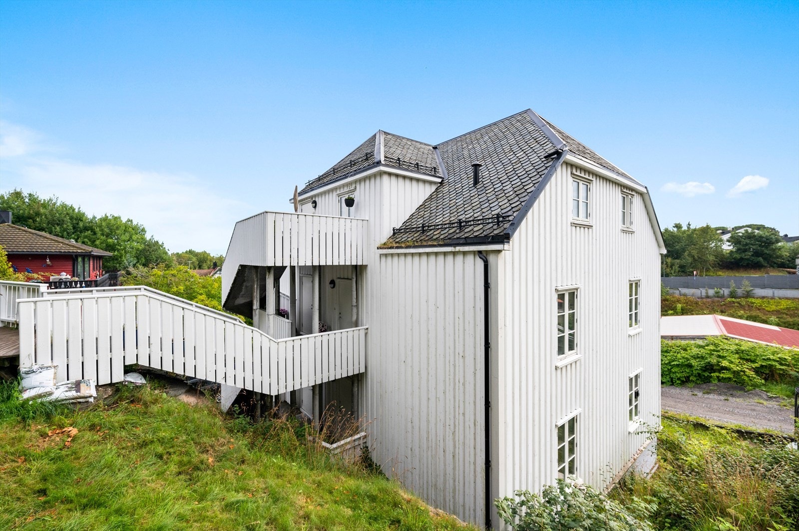 Godt isolert med tømmer i midten som er isolert både innvendig og utvendig. Galleribilde