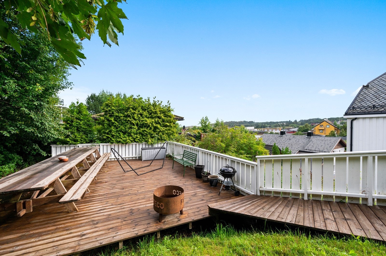 Felles opparbeidet terrasse bak huset. Galleribilde
