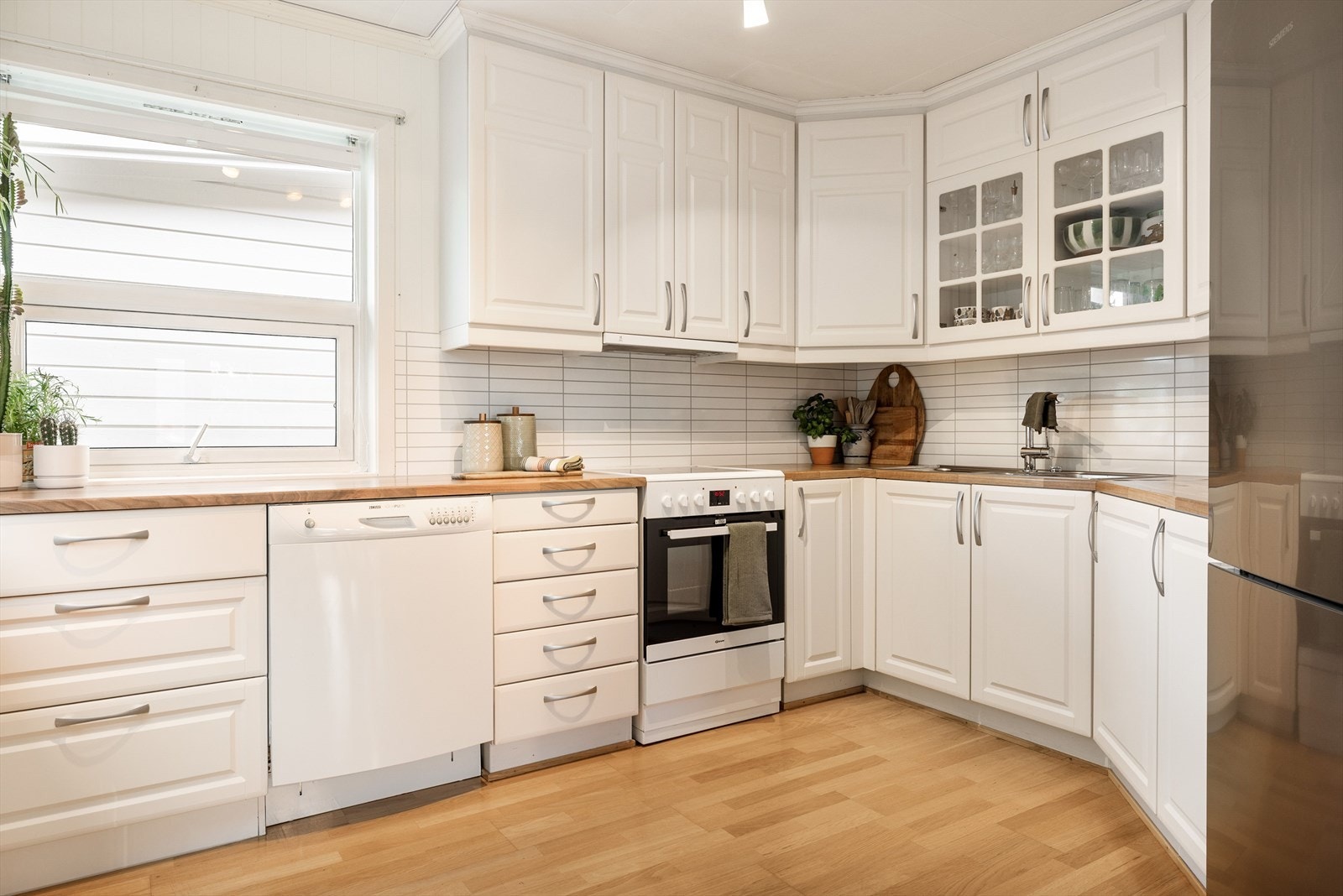 Lyst og fint kjøkken med god plass til å lage mat. Galleribilde