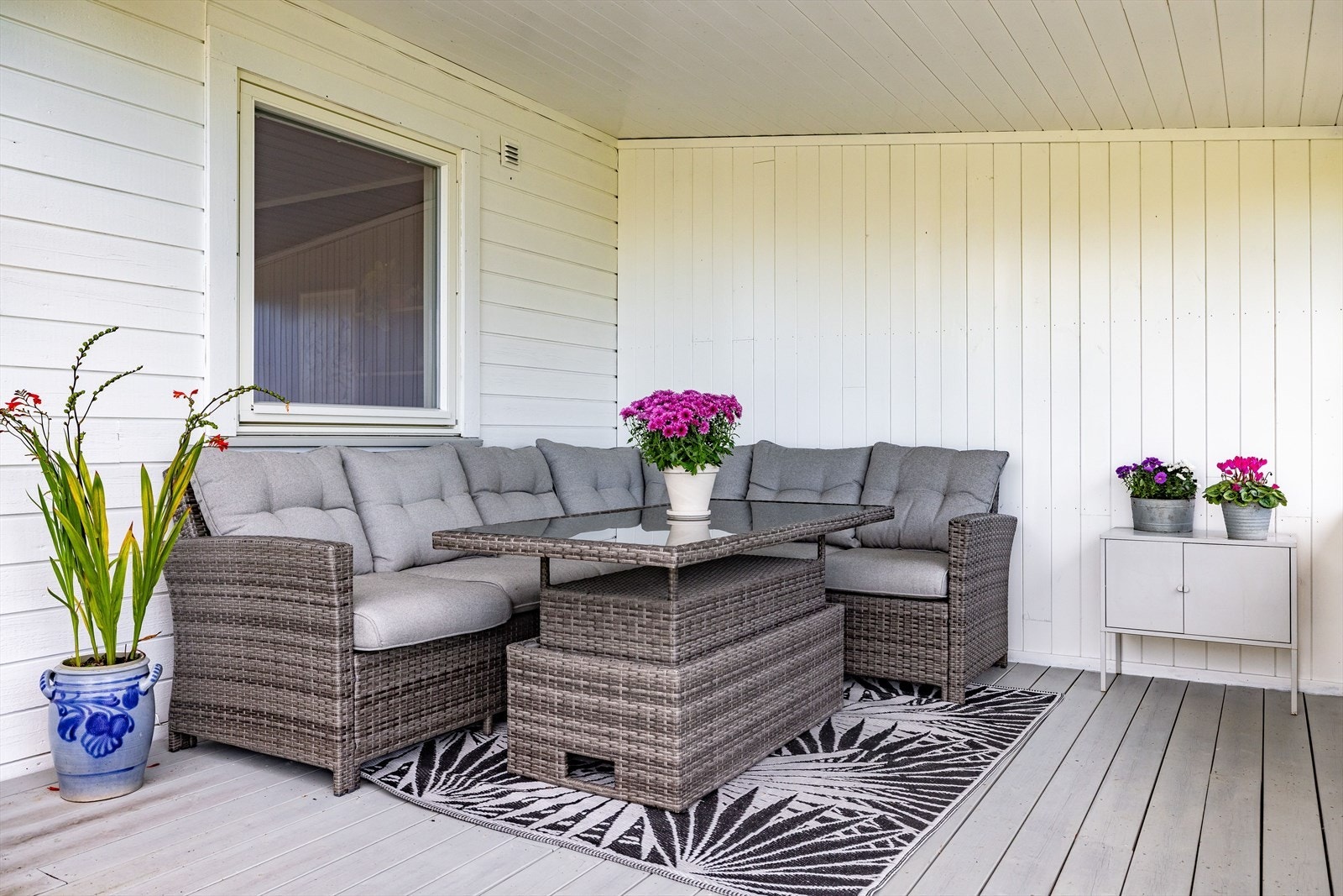 Koselig hjørne med overbygd terrasse. Galleribilde