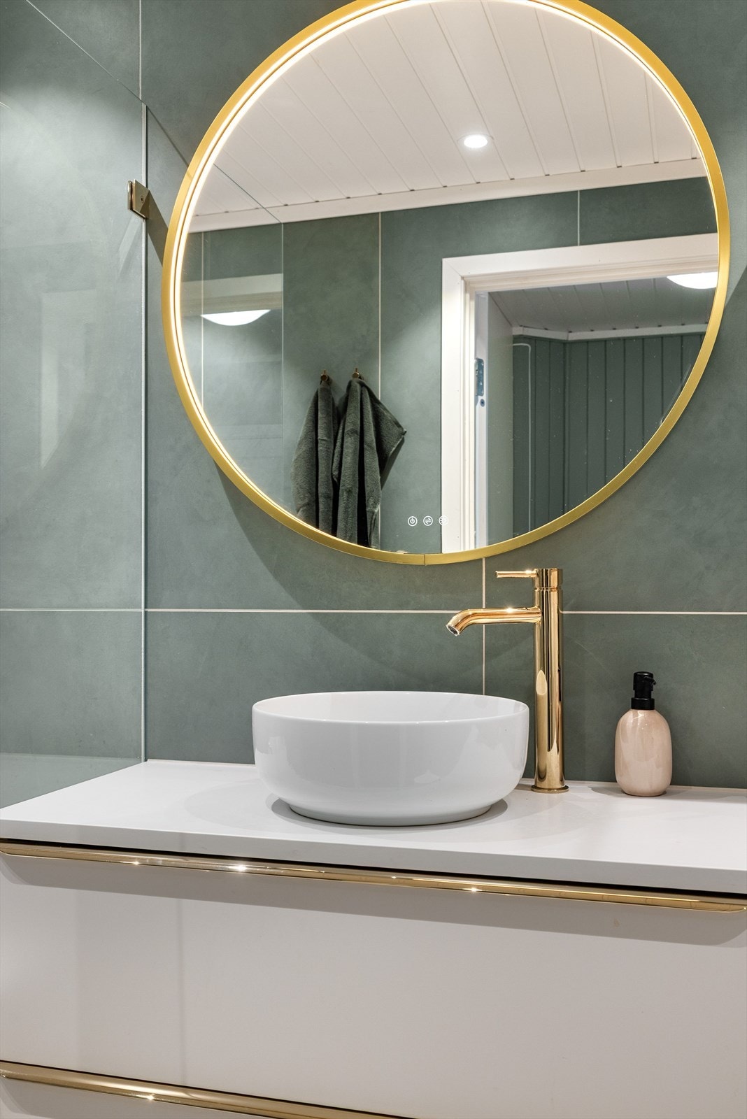 Speil med lys og god oppbevaringsplass under. Galleribilde