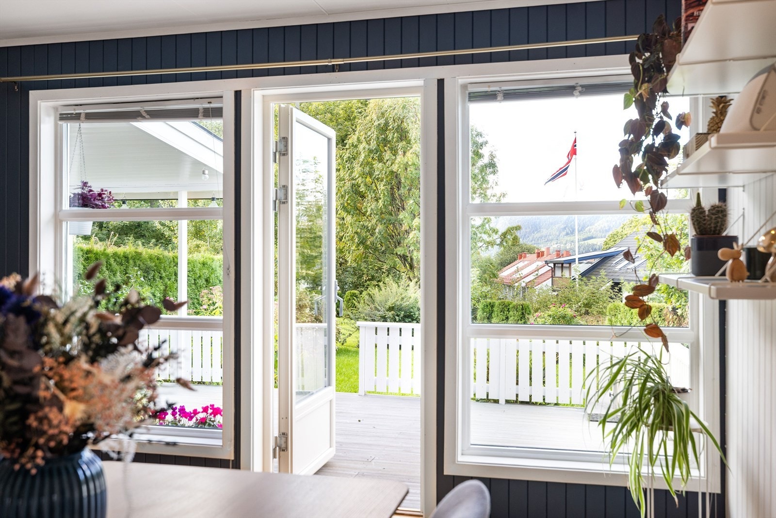 Fra spisestuen er det utgang til terrassen. Galleribilde