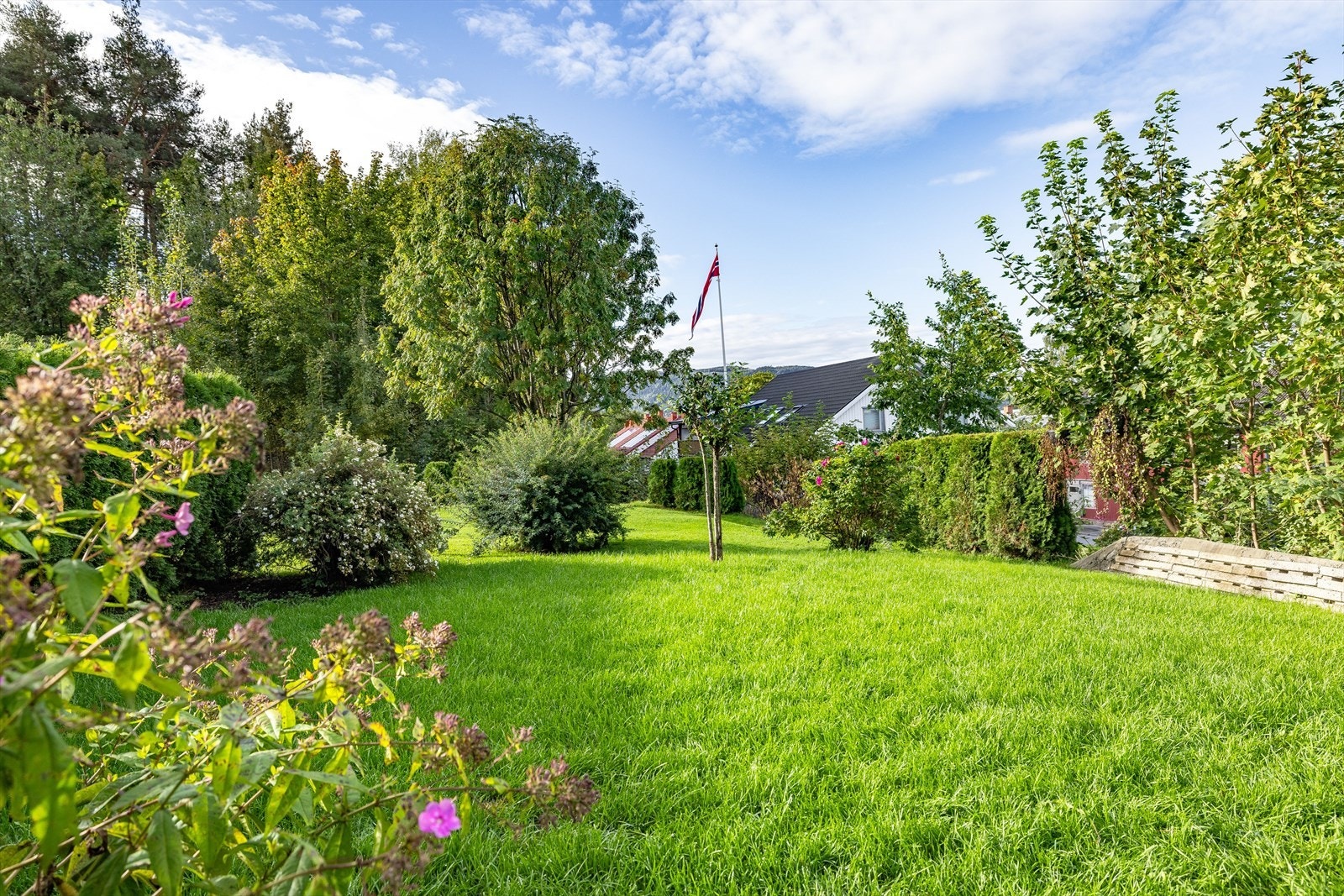 Fin hage med beplantning. Galleribilde