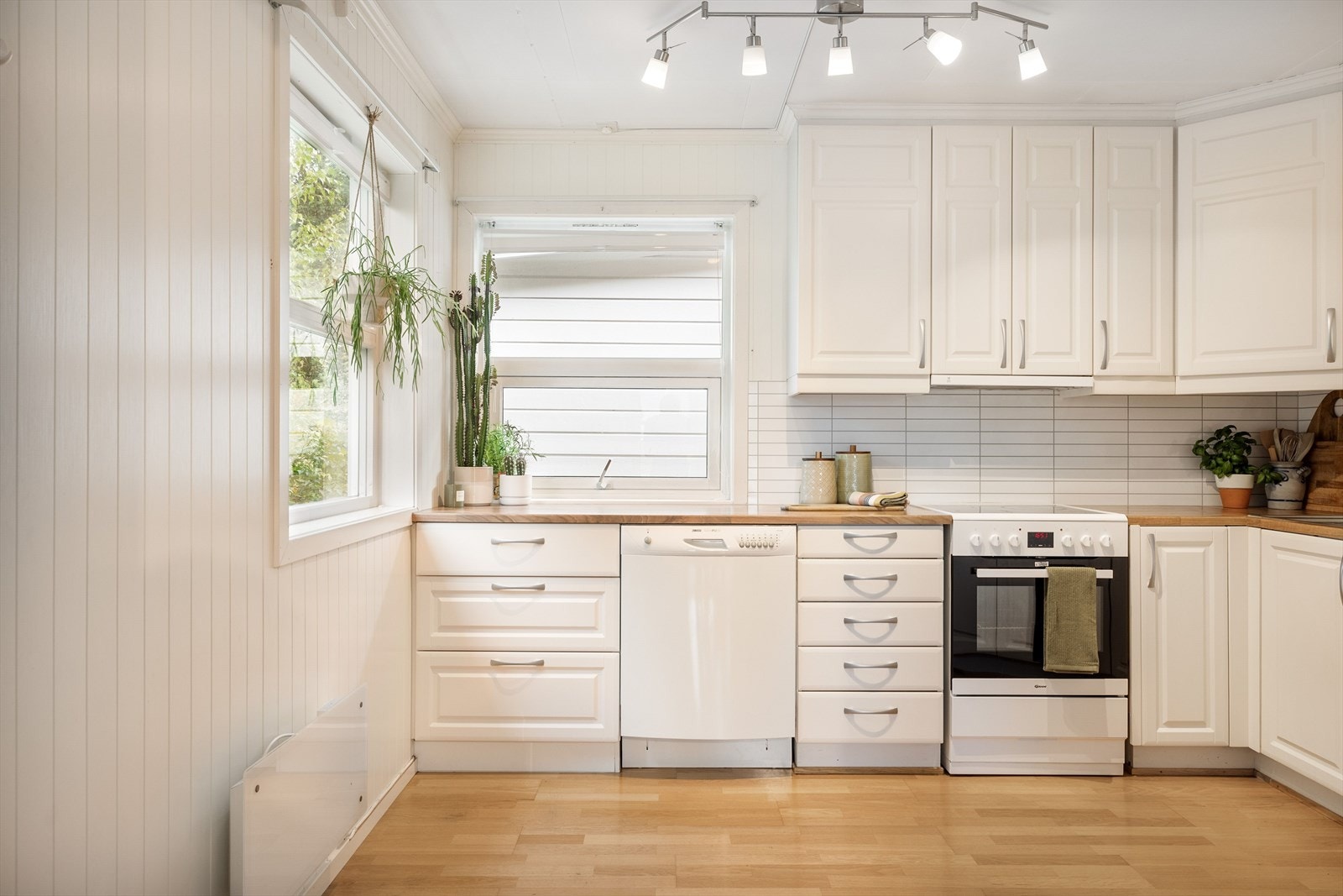 Kjøkkenet har profilerte fronter med over- og underskap. Galleribilde