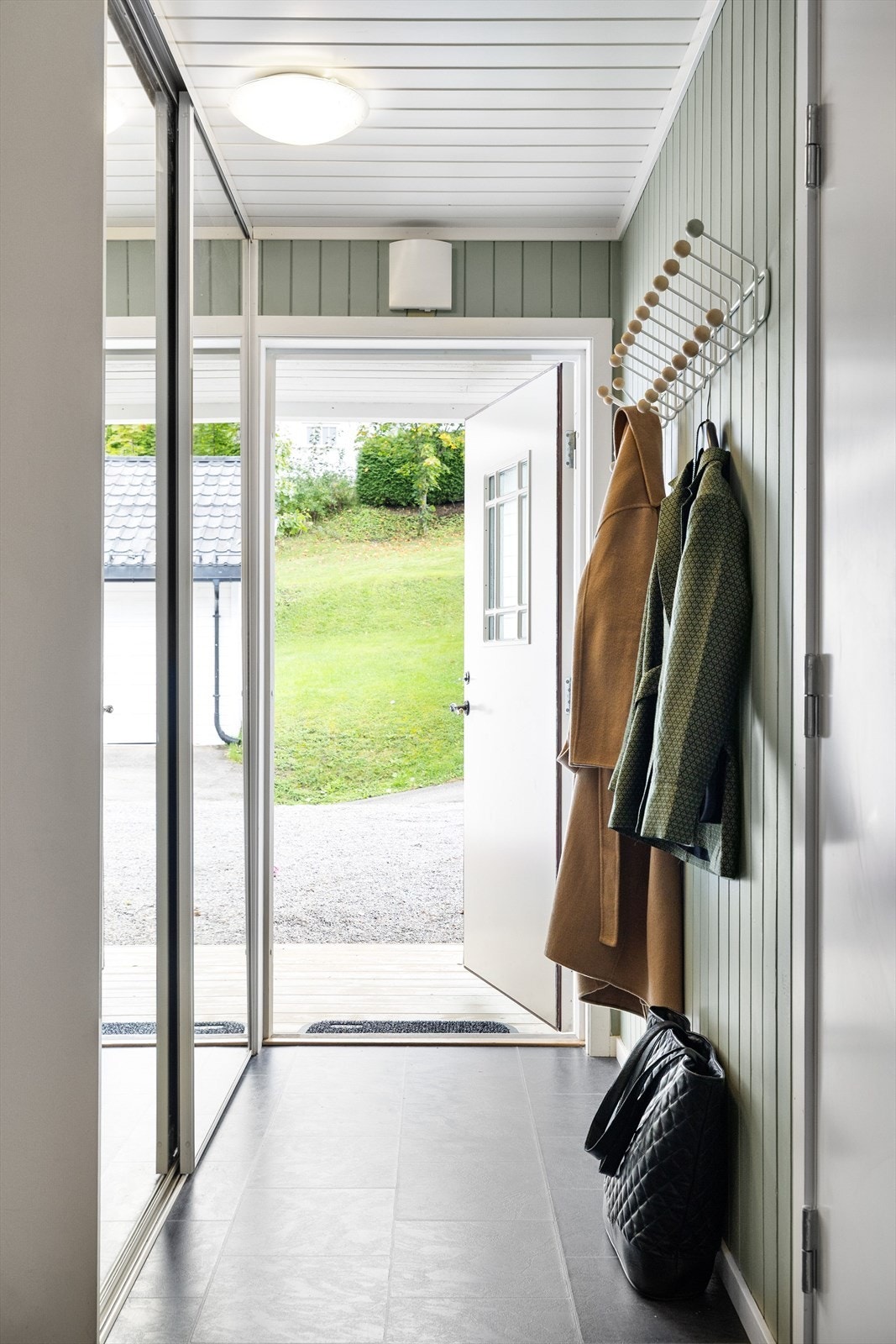 Velkommen inn! I gangen er det en skyvedørsgarderobe med speil. Galleribilde