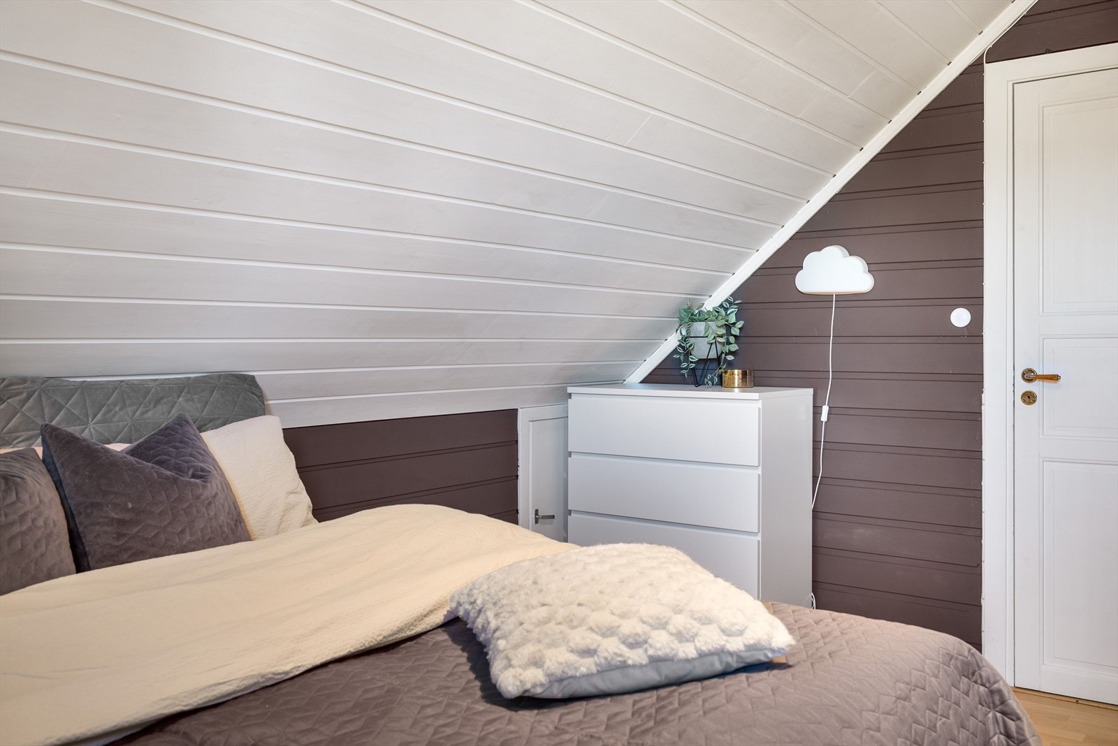 Her er det god plass til dobbelseng og skapplass. Galleribilde