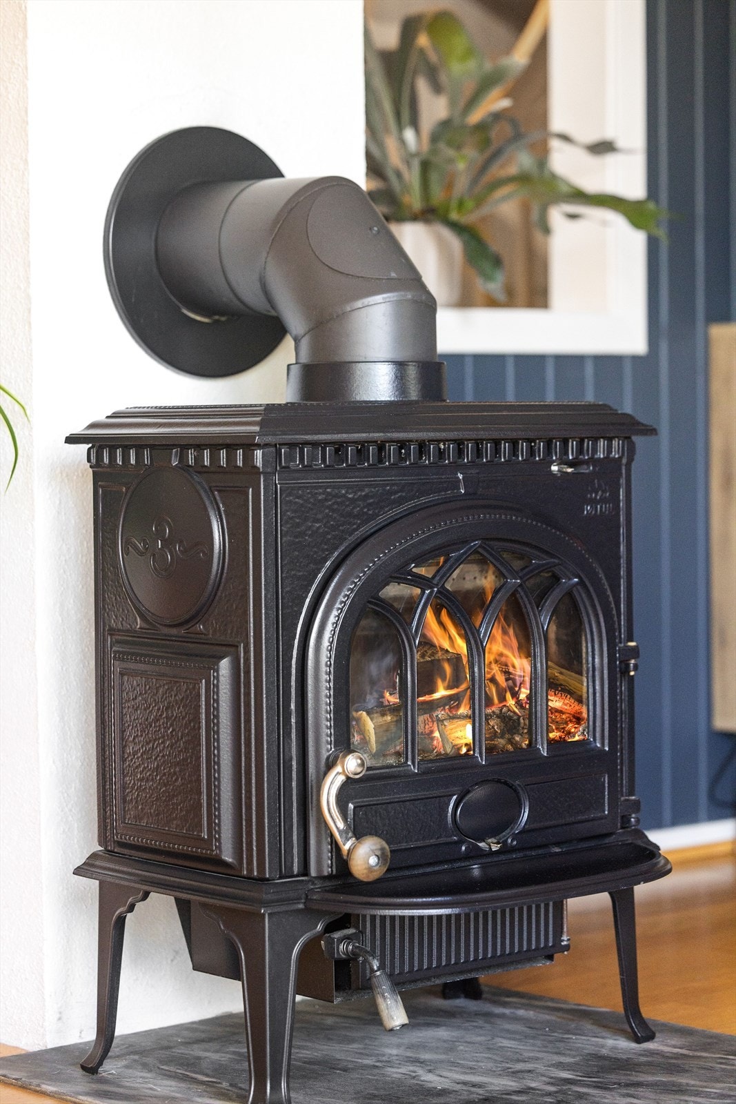 I stuen er det en peis som varmer opp boligen. Galleribilde