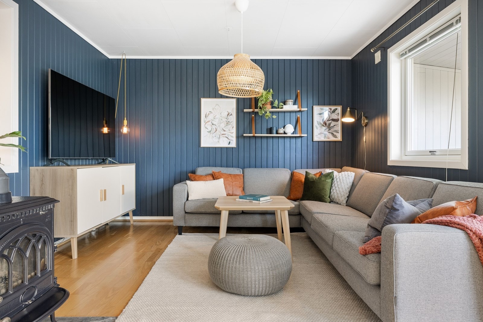 Stuen har moderne og fine farger. Galleribilde