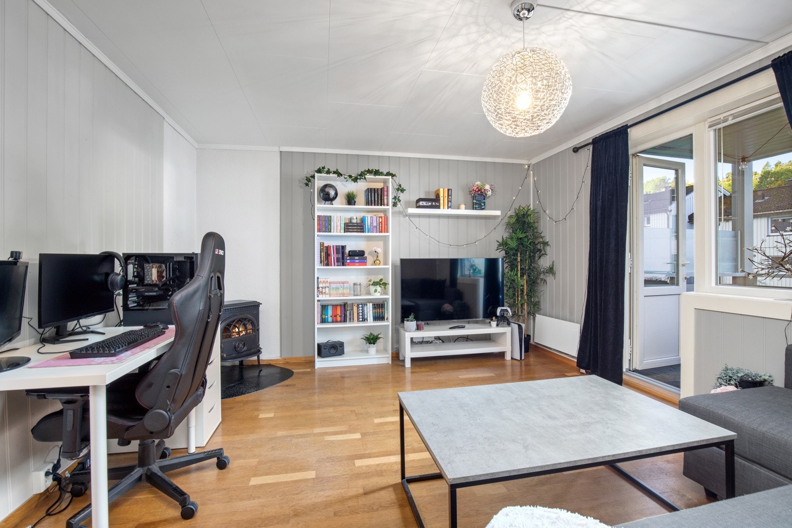 I stuen er det peisovn som varmer godt på kalde høstkvelder. Galleribilde