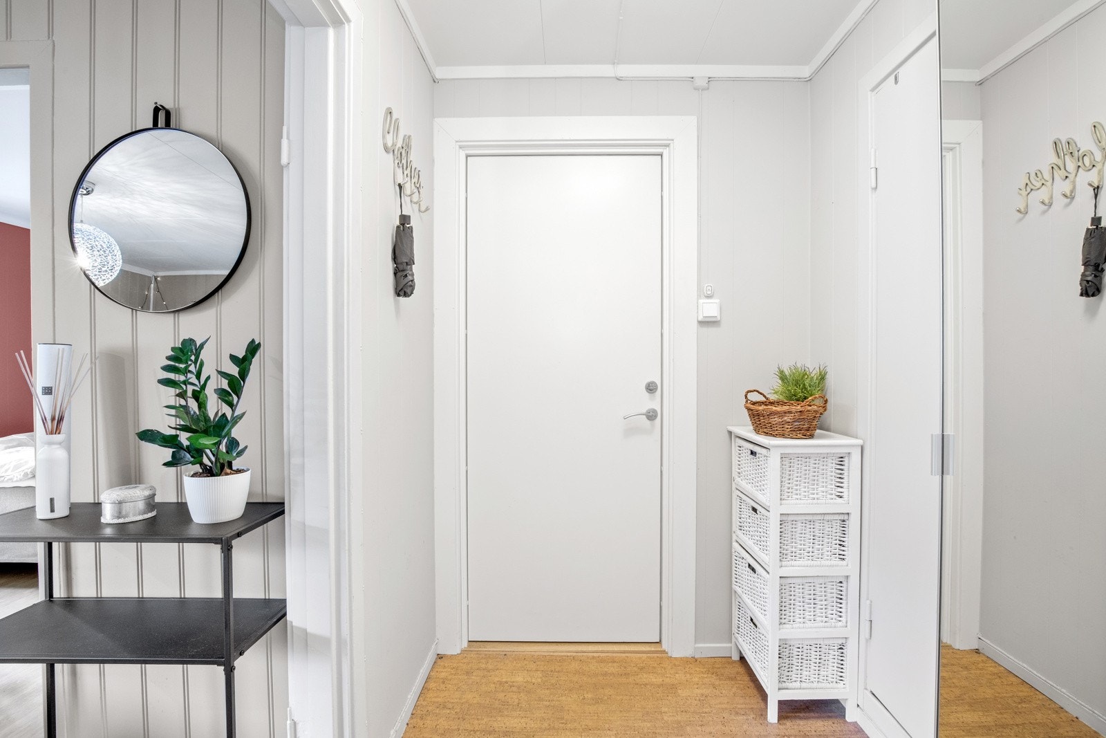 Lys entré med plass hvor man kan sette fra seg yttertøy. Galleribilde