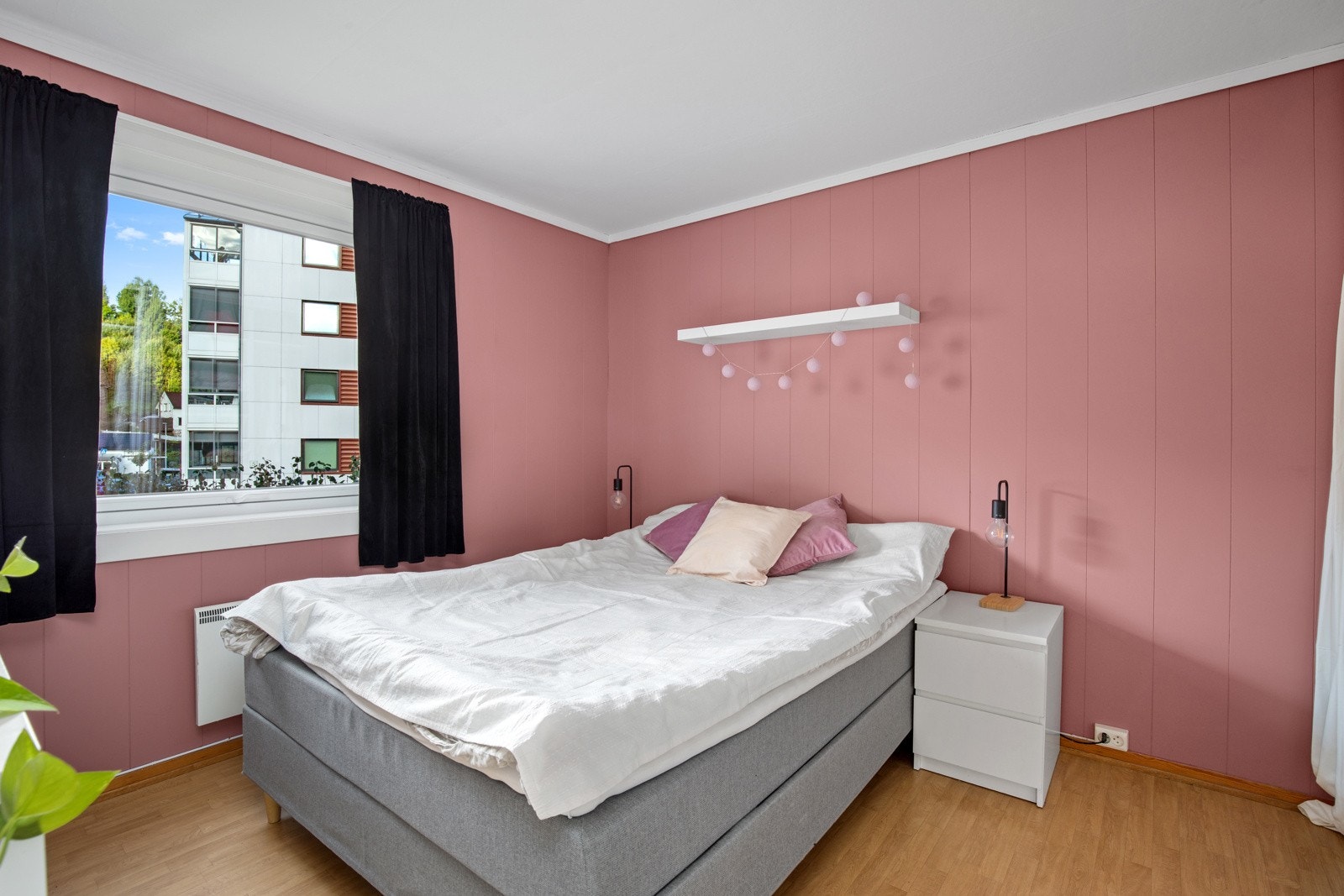 Soverommet er romslig med panelovn på veggen og plass til dobbelseng. Galleribilde