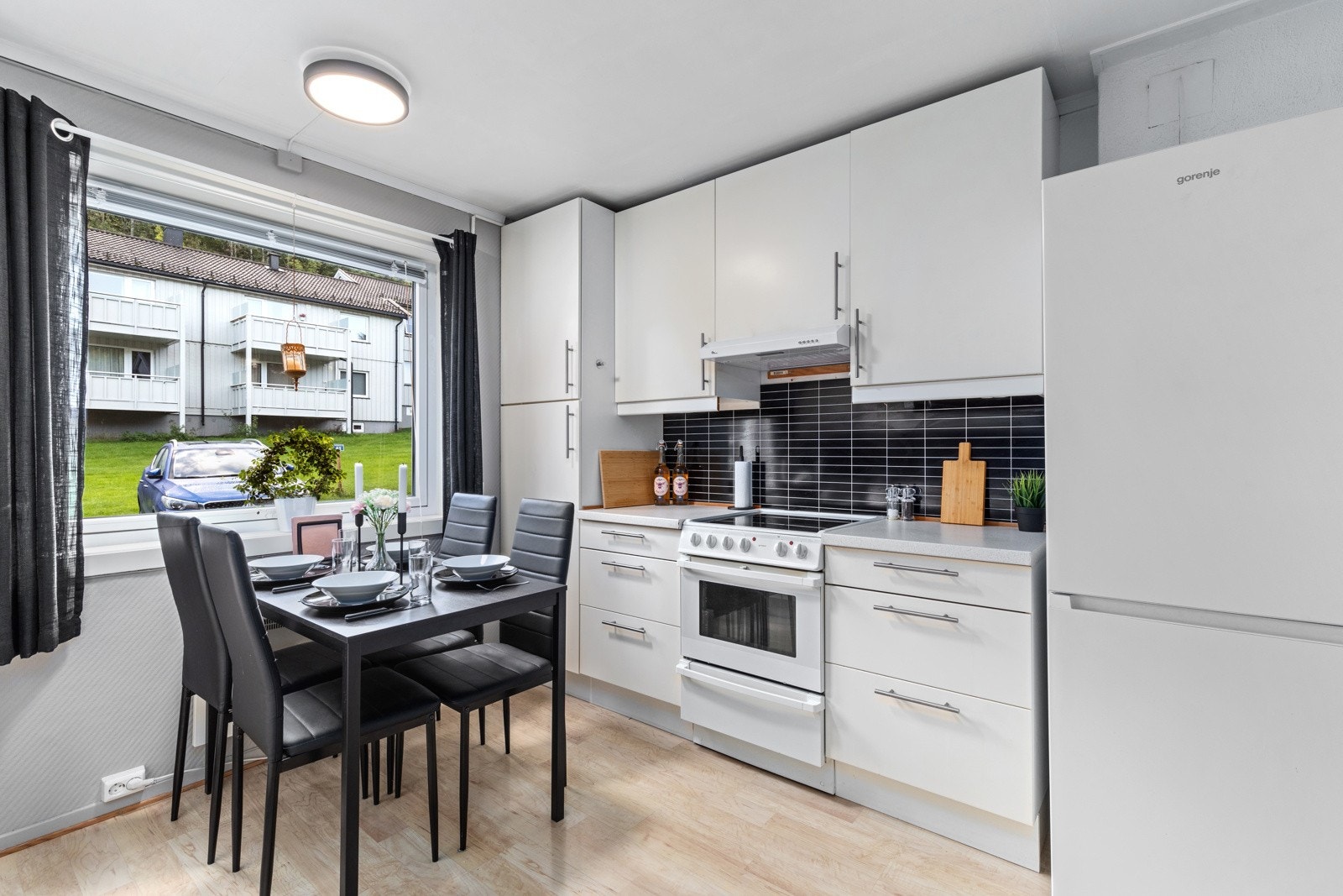 Velkommen til Maria Fegths gate 14A - Koselig kjøkken med lyse fronter, over- og underskap. Avtrekksviften ble skiftet tidligere i år. Galleribilde