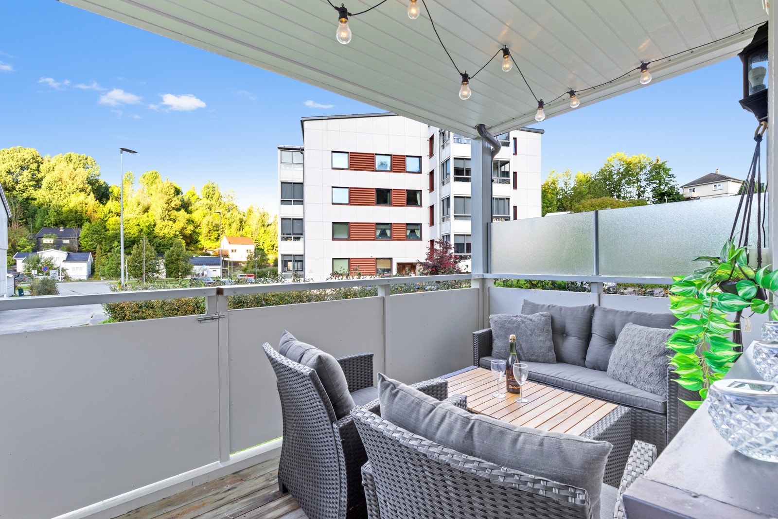Koselig overbygd terrasse med plass til sittegruppe. Galleribilde