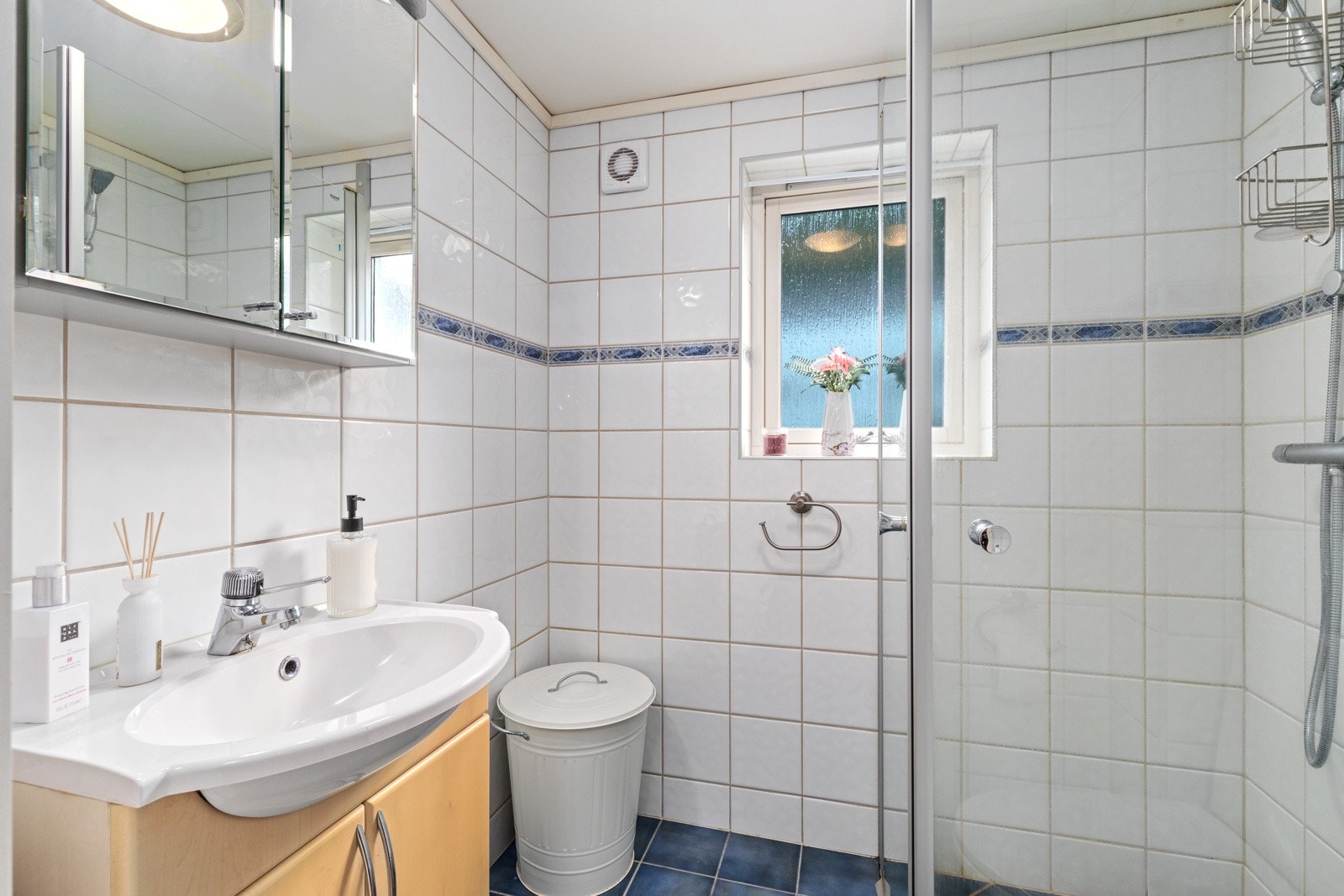 Flislagt bad med varmekabler i gulv. Satt inn ny temperaturmåler i 2025. Galleribilde