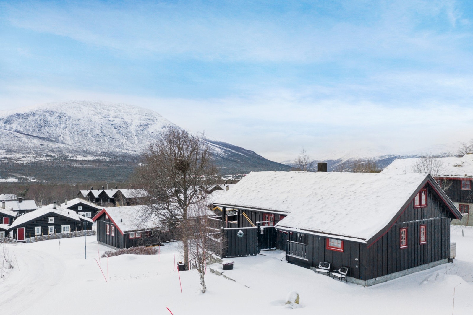 Eiendommen ligger like i nærheten av skitrekket i Sletvold og det er kun 1,5 km til skianlegget i Stølen. Oppkjørte skispor og flotte turområder finnes i umiddelbar nærhet. Galleribilde