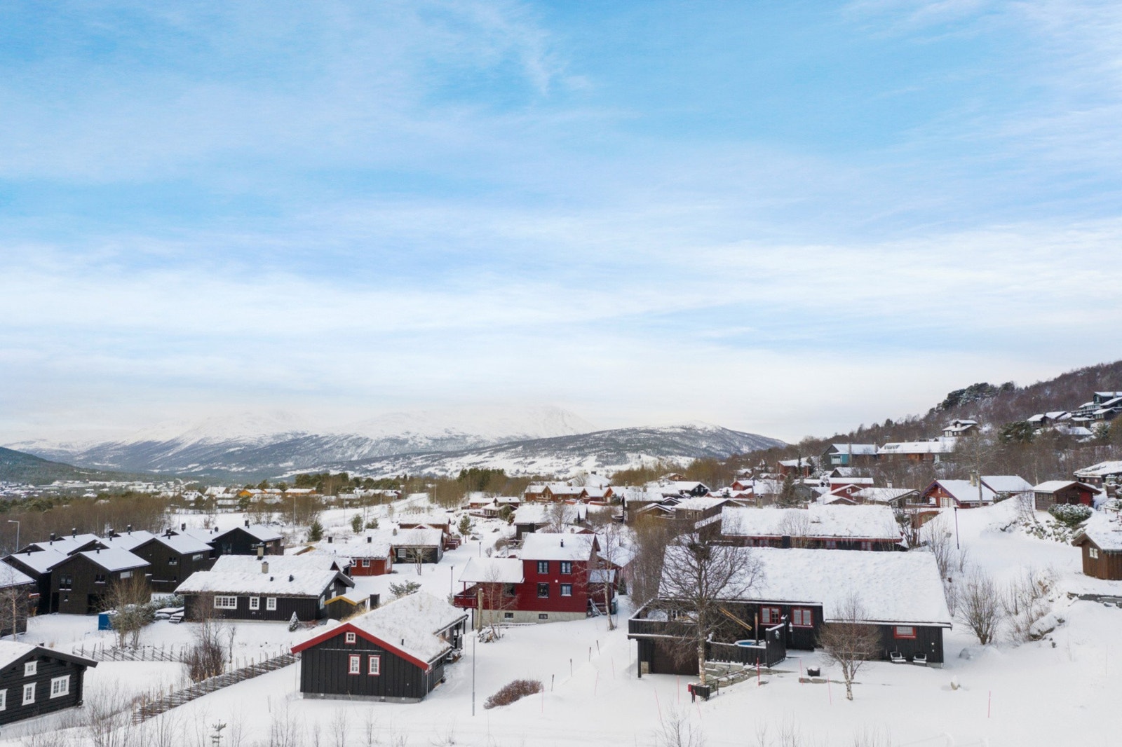 Det er parkering i garasje, samt flere oppstillingsplasser på tomten. Galleribilde