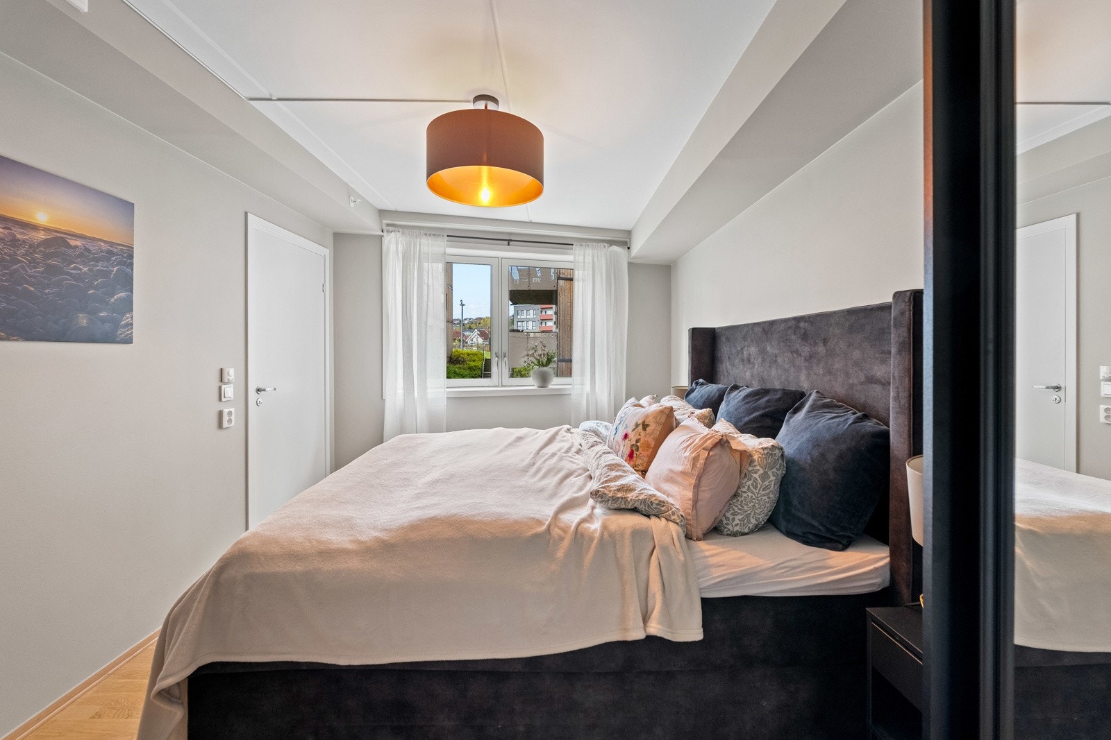 Hovedsvoerommet har god plass til dobbeltseng Galleribilde