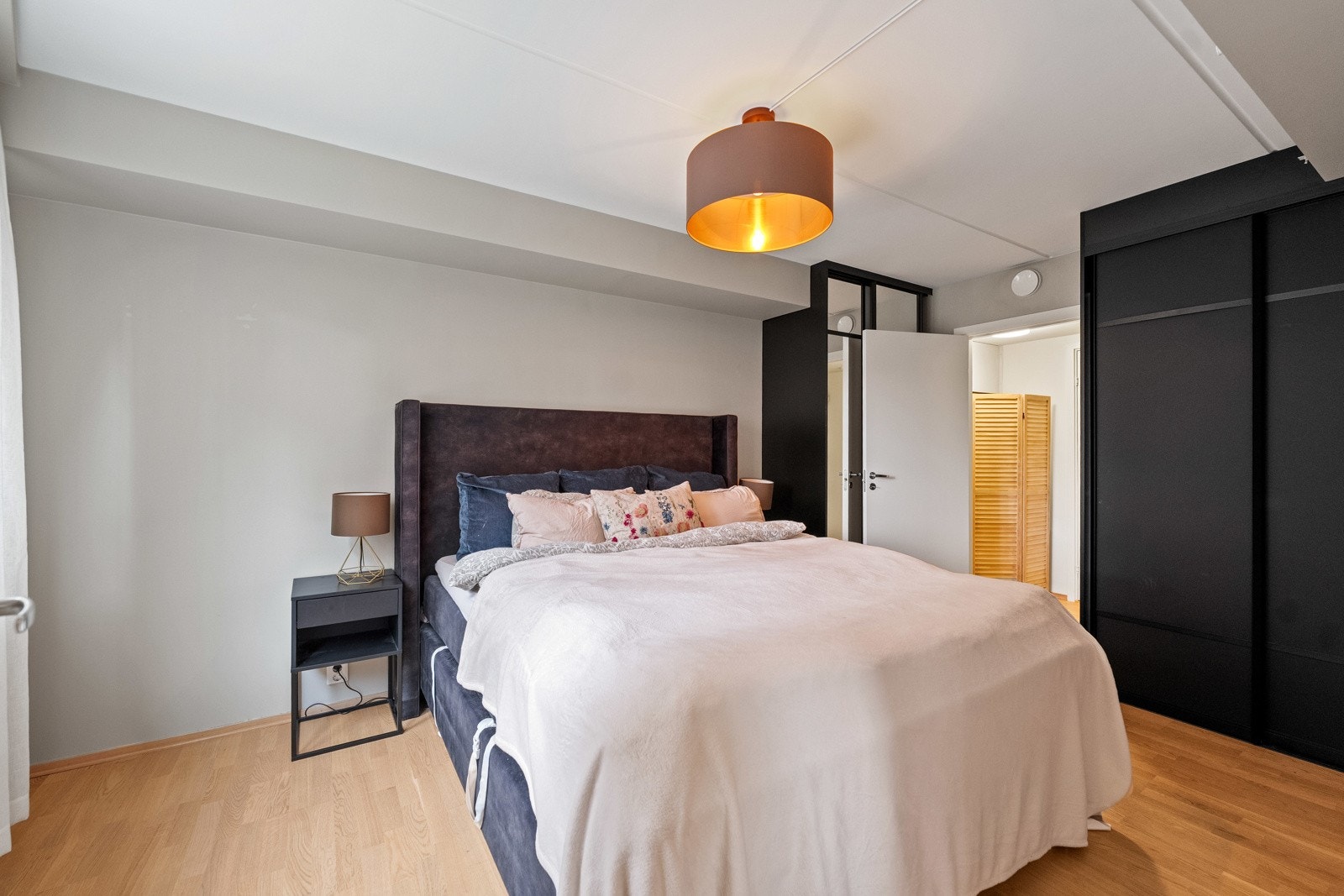 Hovedsoverom med garderobeløsning og eget tilknyttet garderoberom og bad Galleribilde